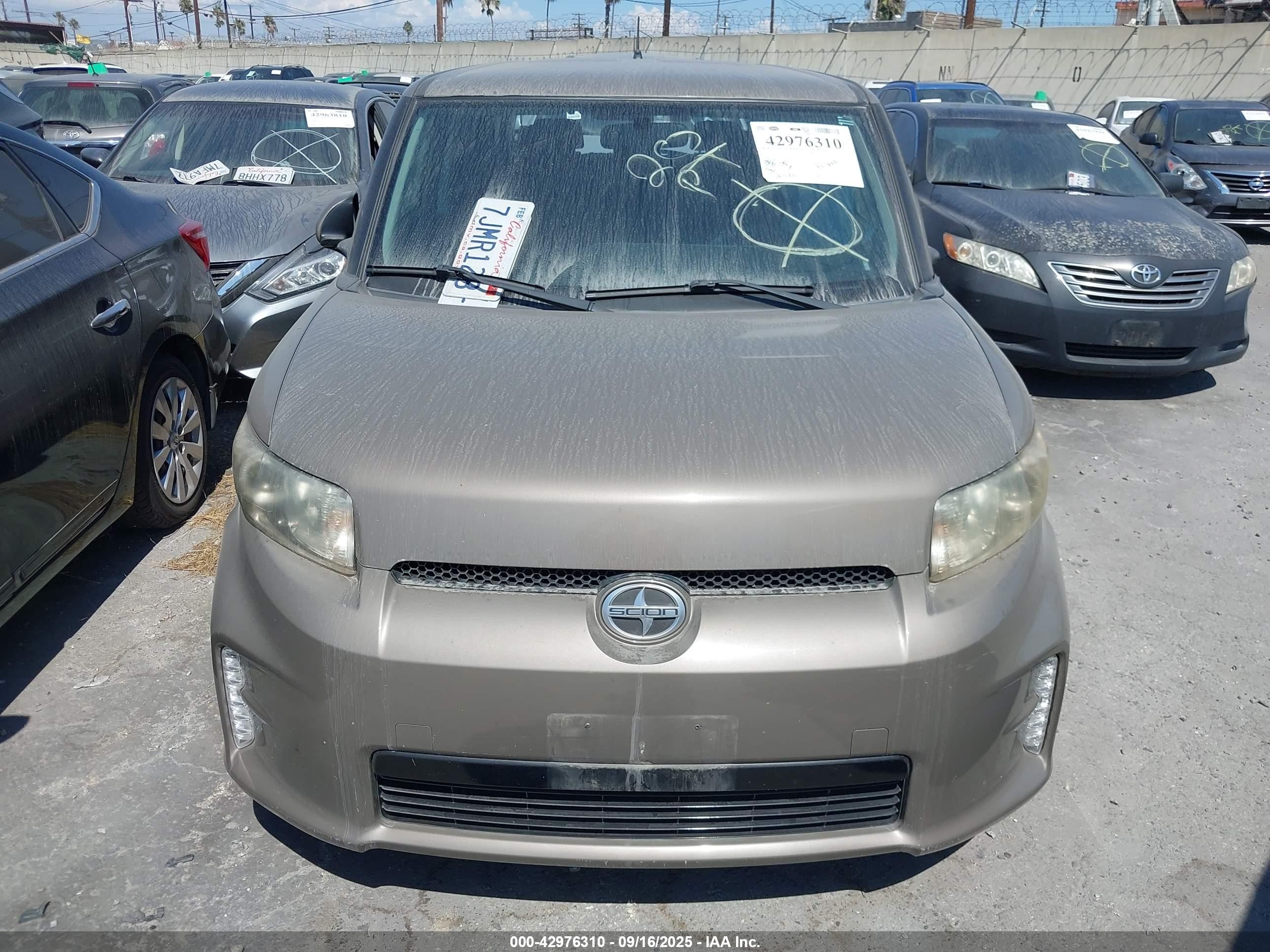 2014 Scion Xb   Желто-коричневый vin: JTLZE4FE4EJ061795