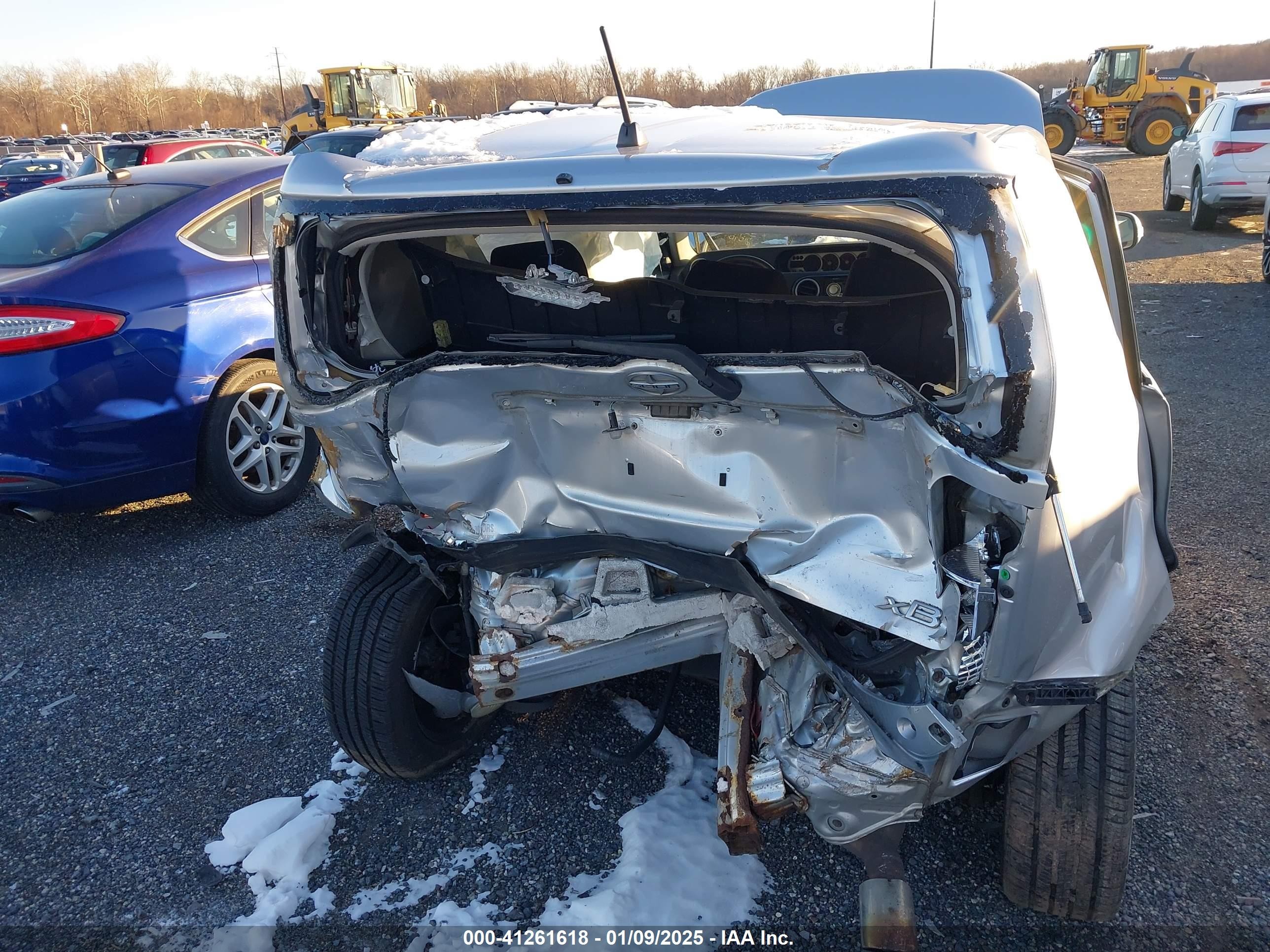 2010 Scion Xb Silver vin: JTLZE4FE5A1108519