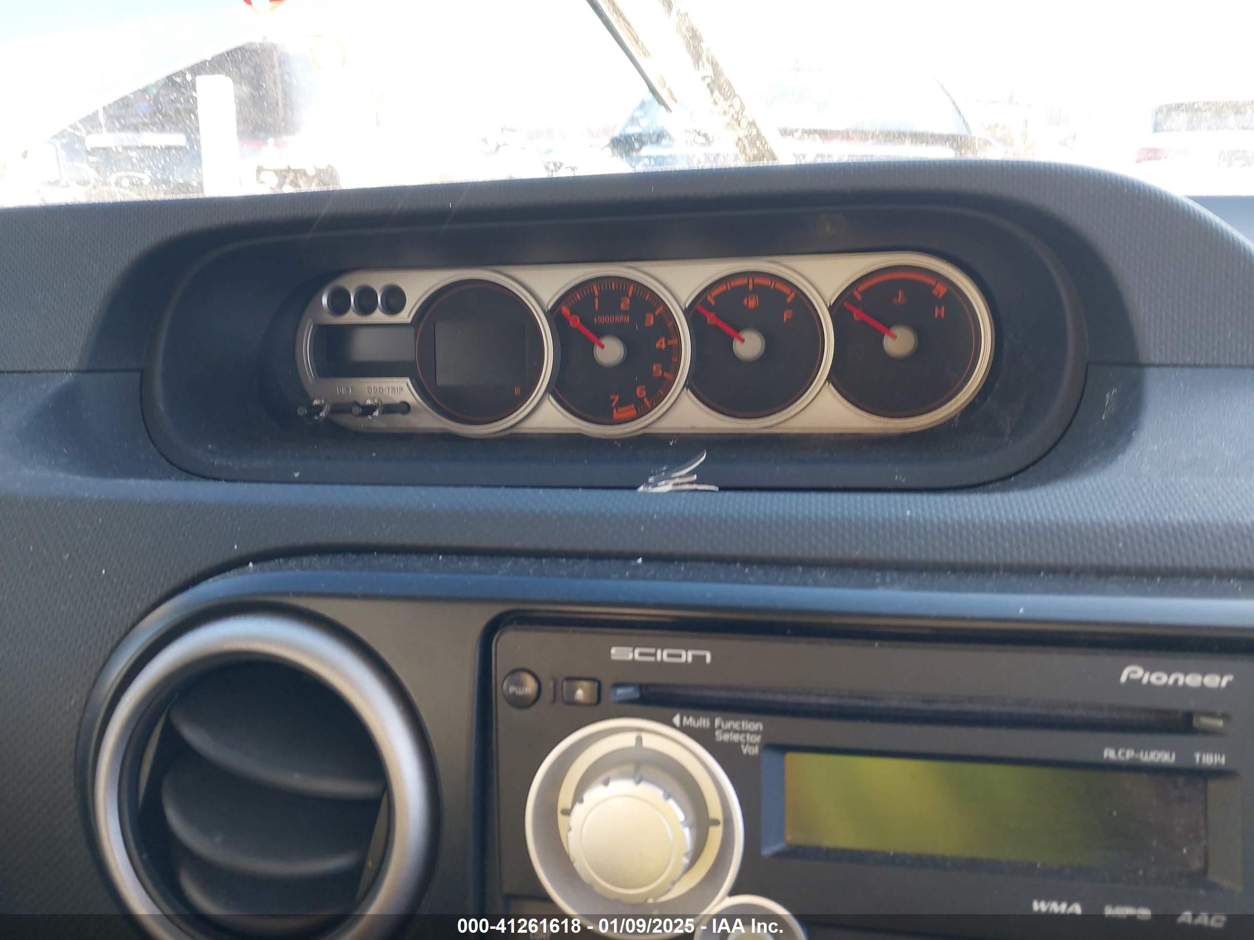2010 Scion Xb Silver vin: JTLZE4FE5A1108519