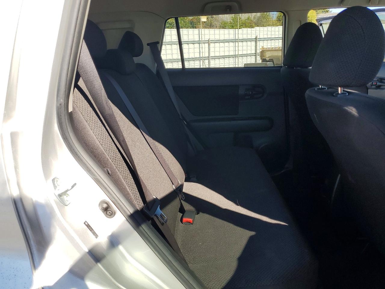 2010 Toyota Scion Xb Silver vin: JTLZE4FE8A1114198