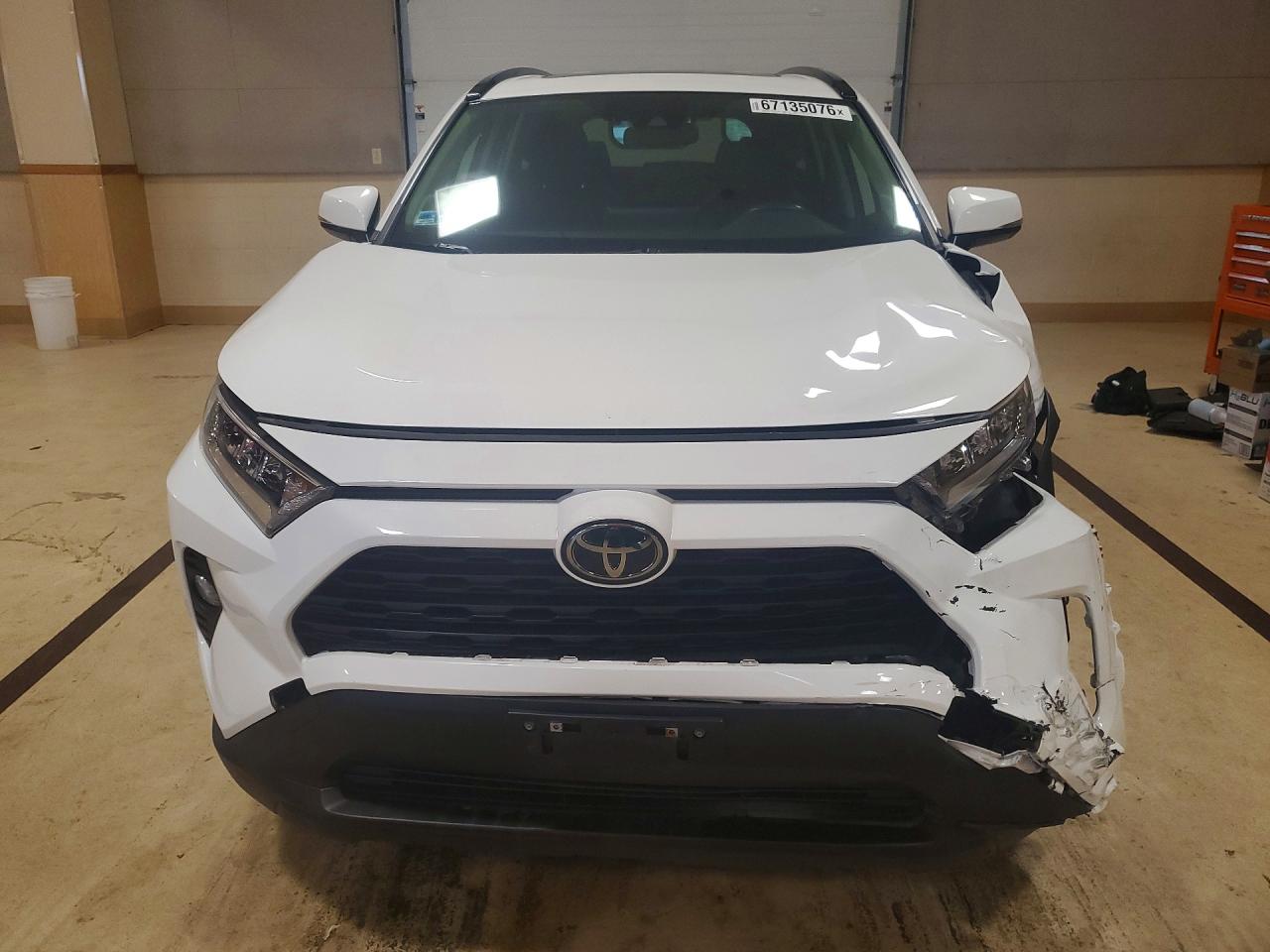 2020 Toyota Rav4 Xle Premium White vin: JTMA1RFV3LD525429
