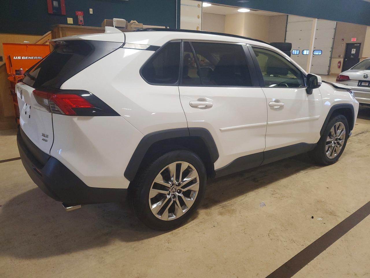 2020 Toyota Rav4 Xle Premium White vin: JTMA1RFV3LD525429