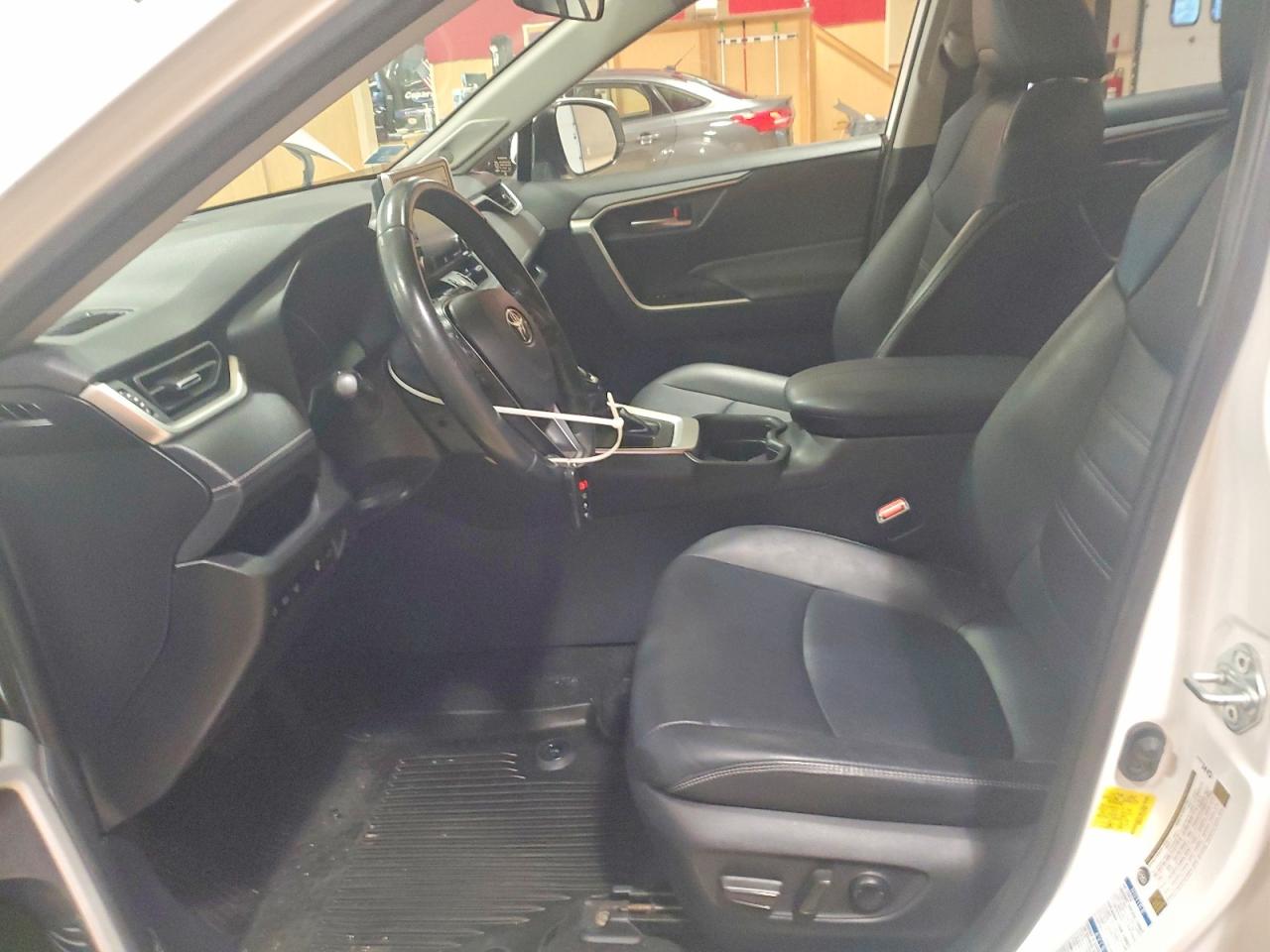 2020 Toyota Rav4 Xle Premium White vin: JTMA1RFV3LD525429