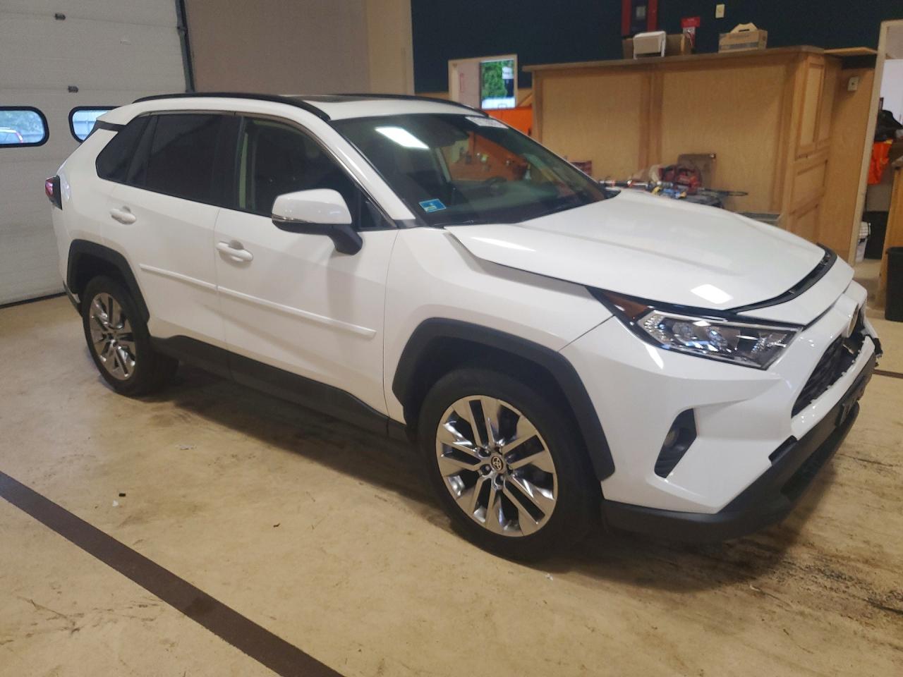 2020 Toyota Rav4 Xle Premium White vin: JTMA1RFV3LD525429