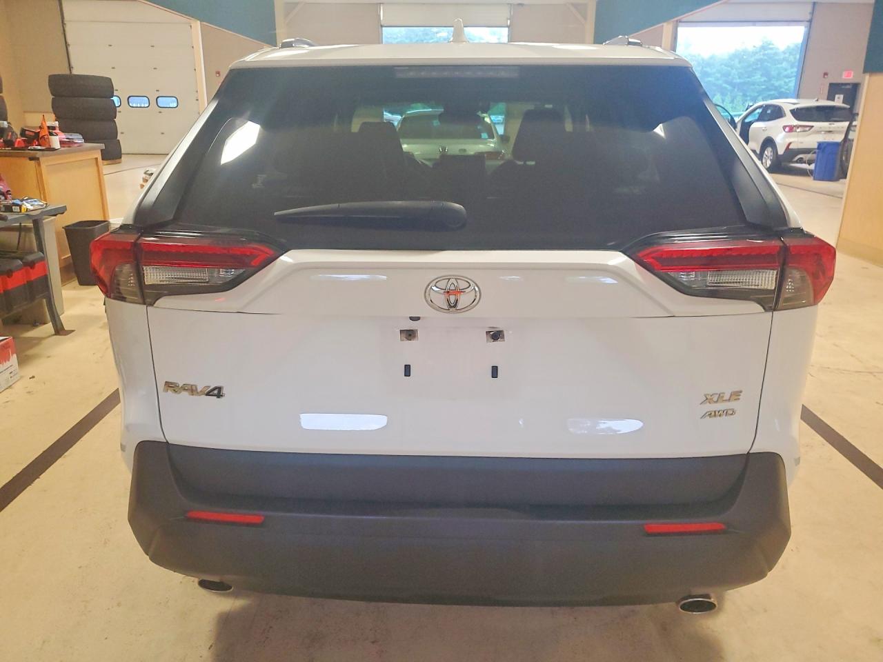 2020 Toyota Rav4 Xle Premium White vin: JTMA1RFV3LD525429