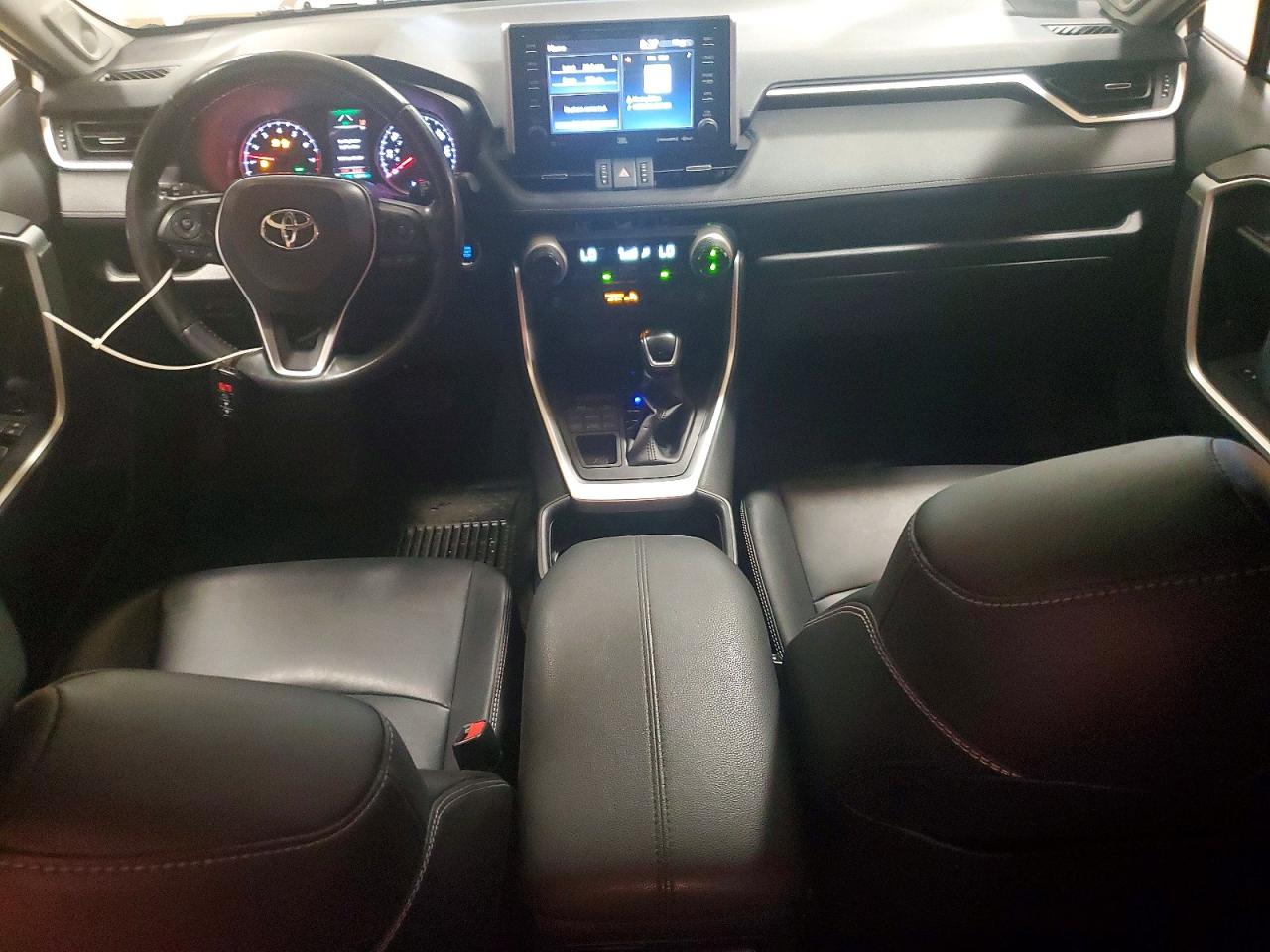 2020 Toyota Rav4 Xle Premium White vin: JTMA1RFV3LD525429