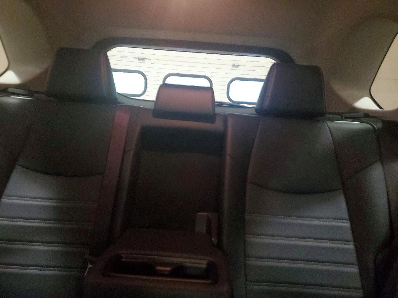 2020 Toyota Rav4 Xle Premium White vin: JTMA1RFV3LD525429