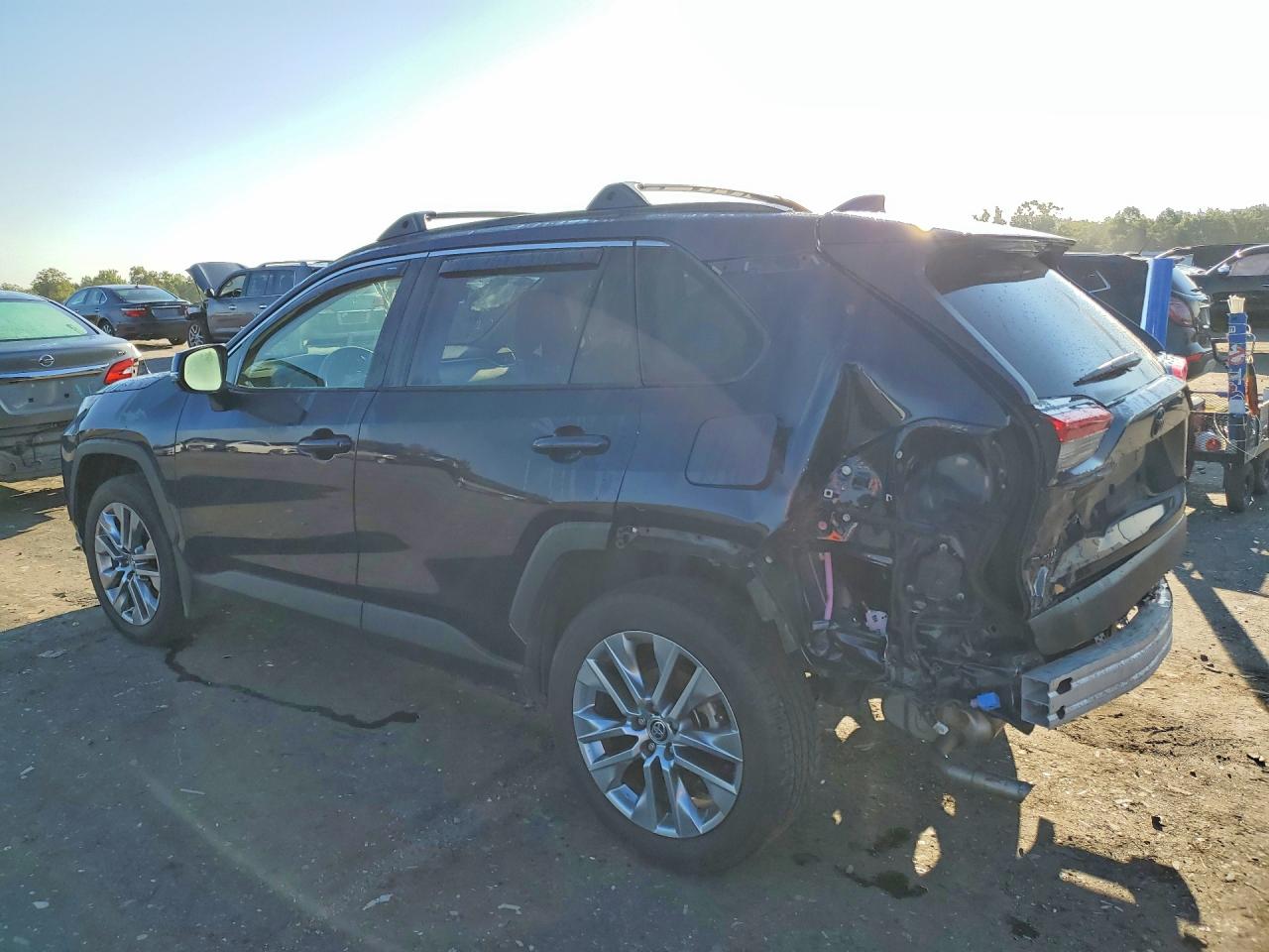 2022 Toyota Rav4 Xle Premium Blue vin: JTMA1RFV6ND086262