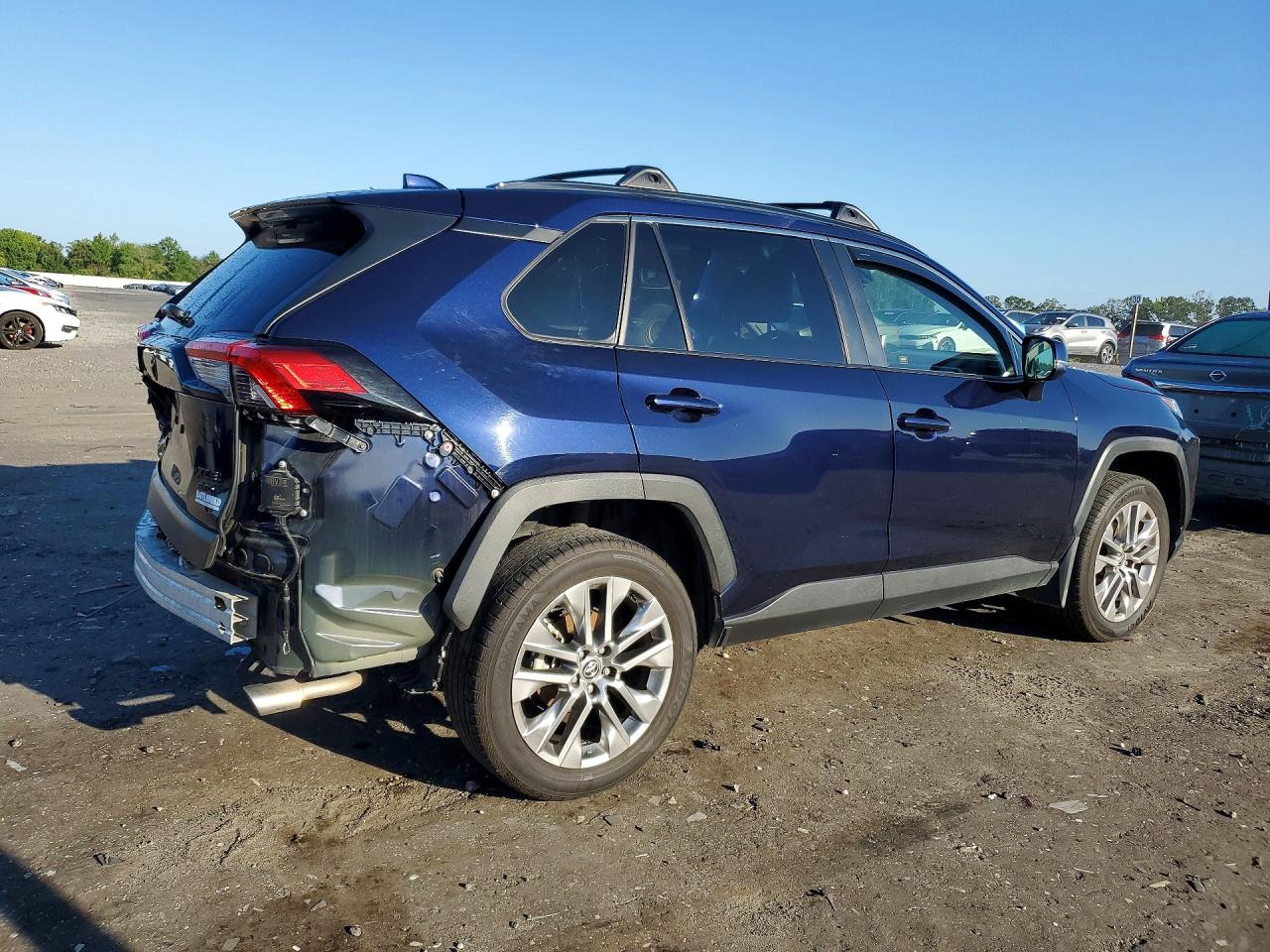2022 Toyota Rav4 Xle Premium Blue vin: JTMA1RFV6ND086262