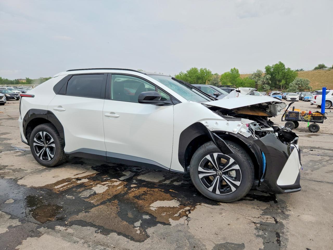 2024 Toyota Bz4x Xle White vin: JTMABACA3RA070494