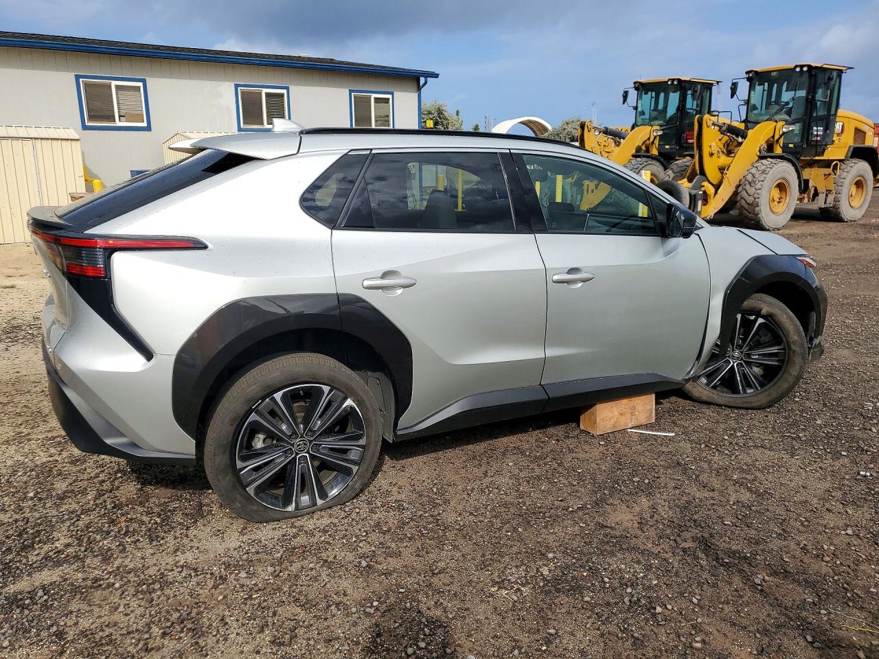 2023 Toyota Bz4x Xle Silver vin: JTMABACA8PA041649