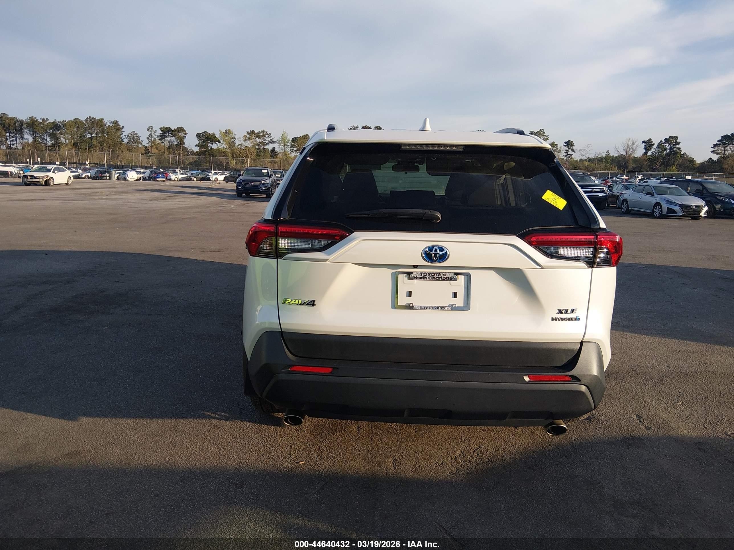 2022 Toyota Rav4 Hybrid Xle Premium White vin: JTMB6RFV5ND077378