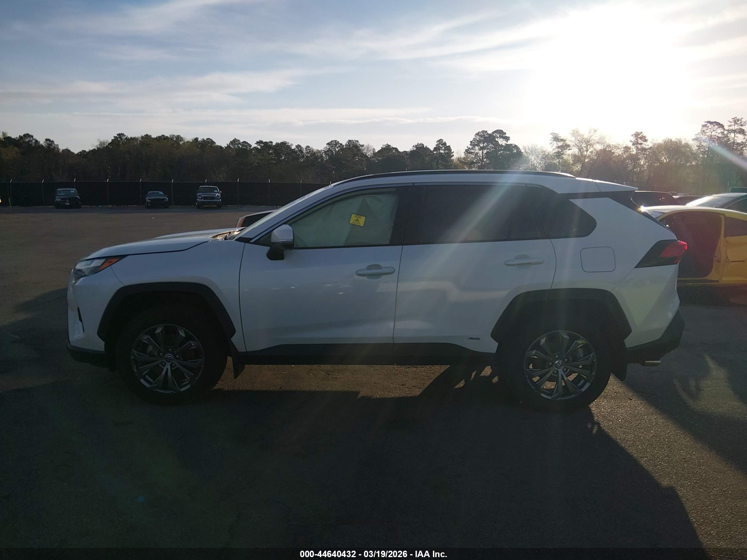 2022 Toyota Rav4 Hybrid Xle Premium White vin: JTMB6RFV5ND077378