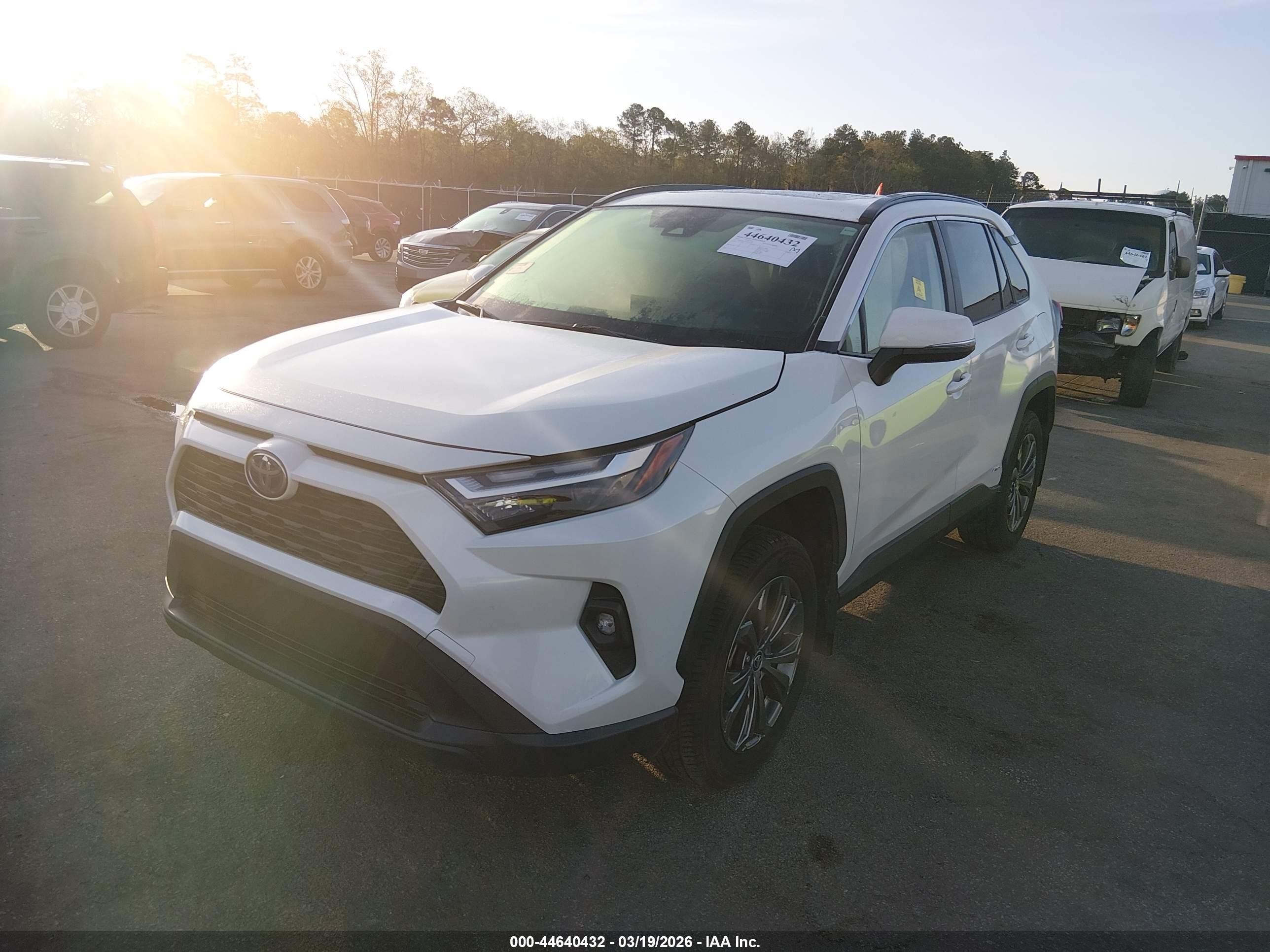 2022 Toyota Rav4 Hybrid Xle Premium White vin: JTMB6RFV5ND077378