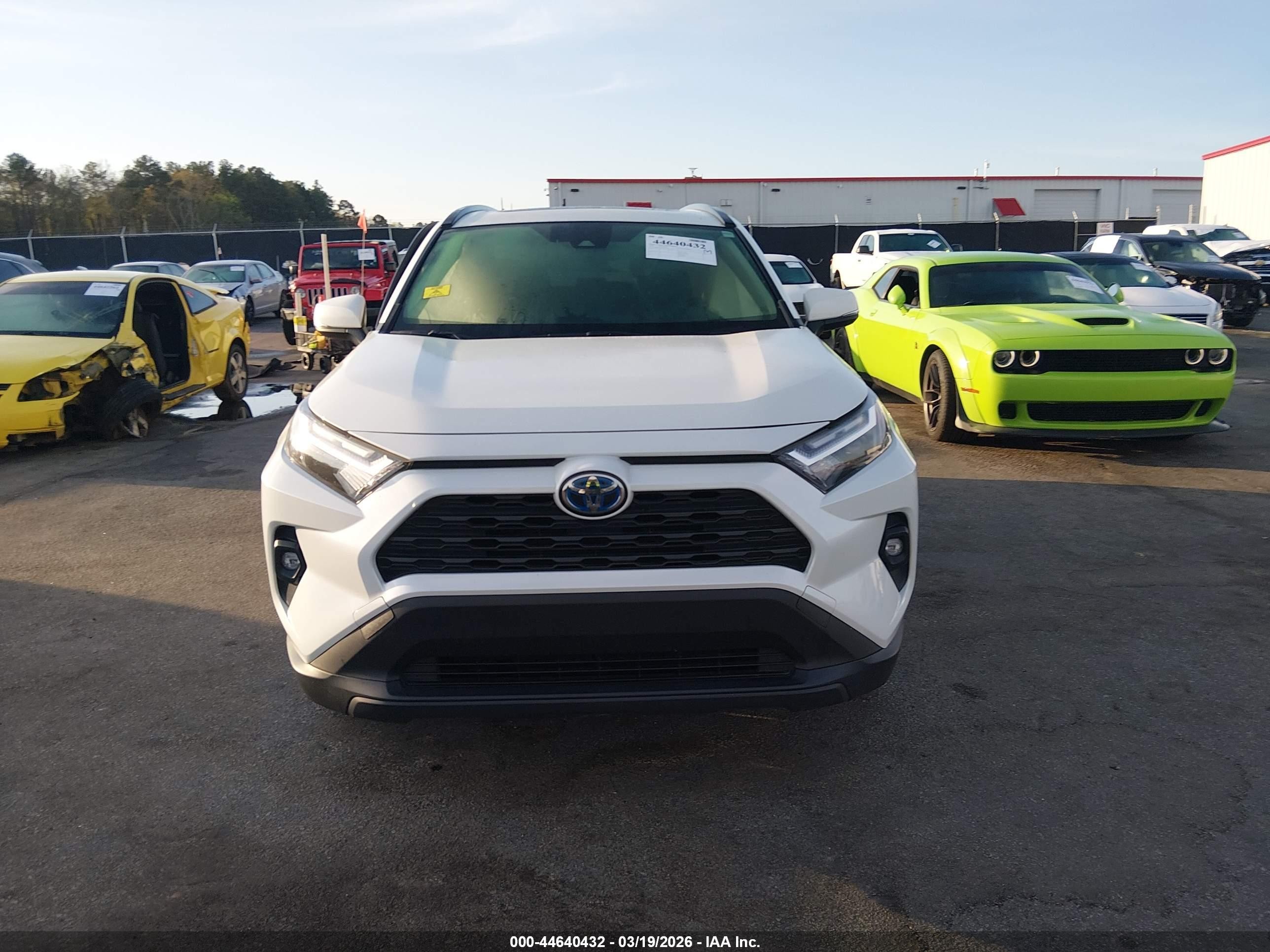 2022 Toyota Rav4 Hybrid Xle Premium White vin: JTMB6RFV5ND077378