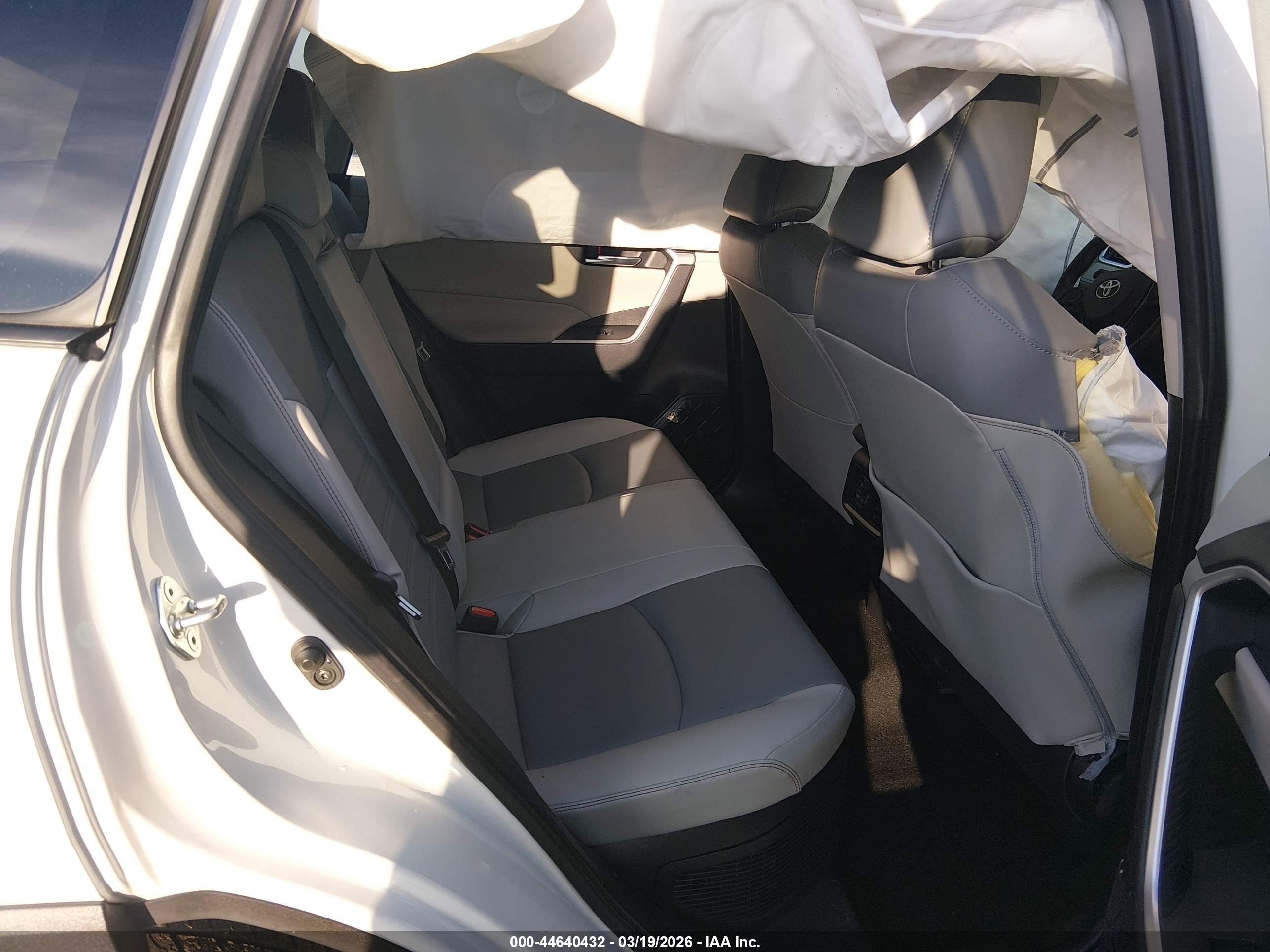 2022 Toyota Rav4 Hybrid Xle Premium White vin: JTMB6RFV5ND077378