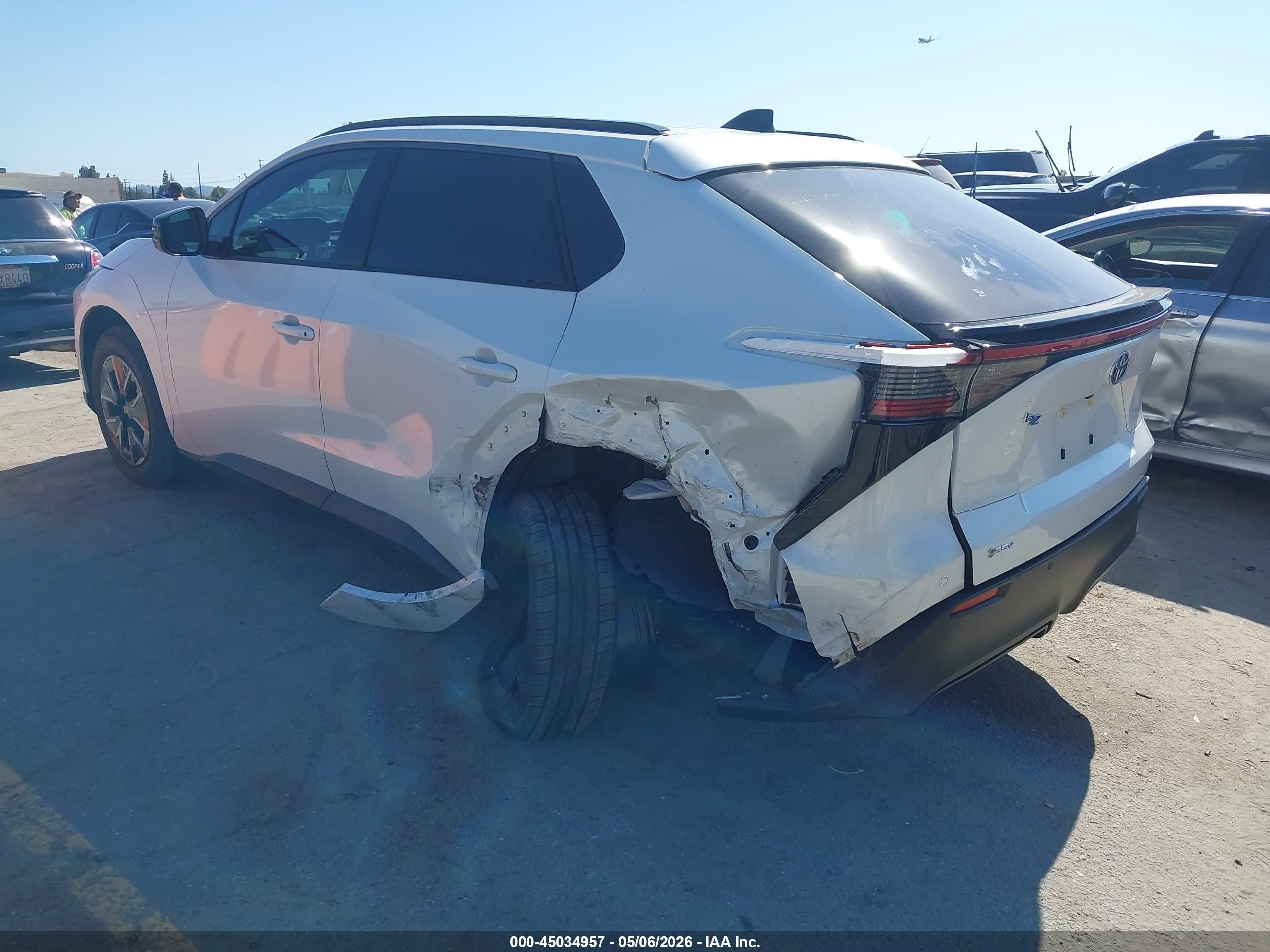 2026 Toyota Bz Xle Plus Белый vin: JTMBCAEB6TJ011907