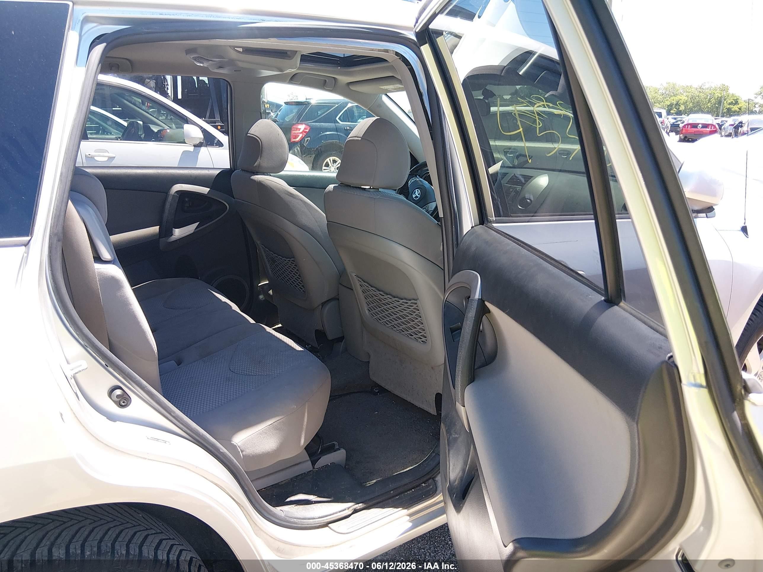 2007 Toyota Rav4 Limited Silver vin: JTMBD31V476022812