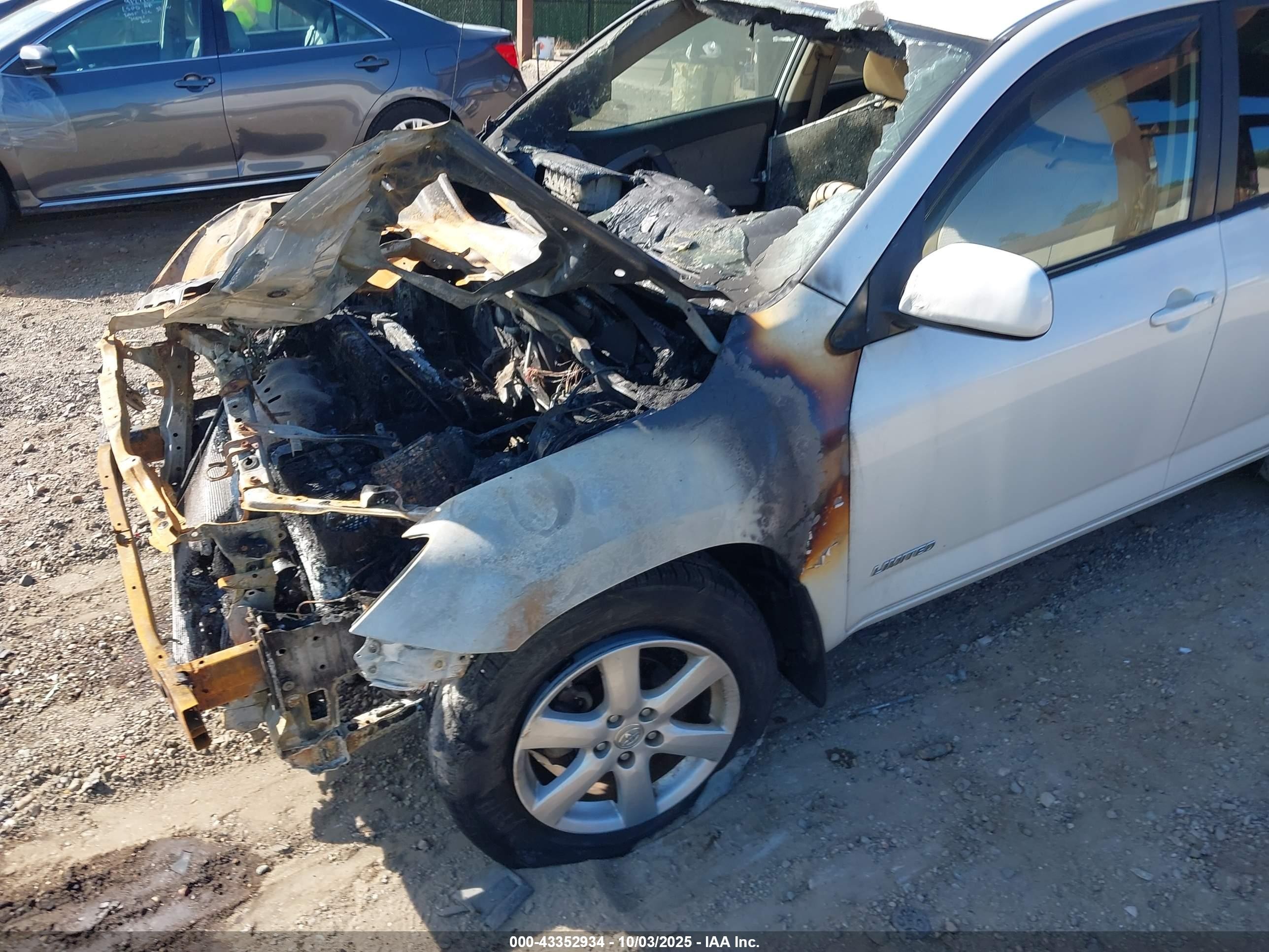 2006 Toyota Rav4 Limited White vin: JTMBD31V565024606