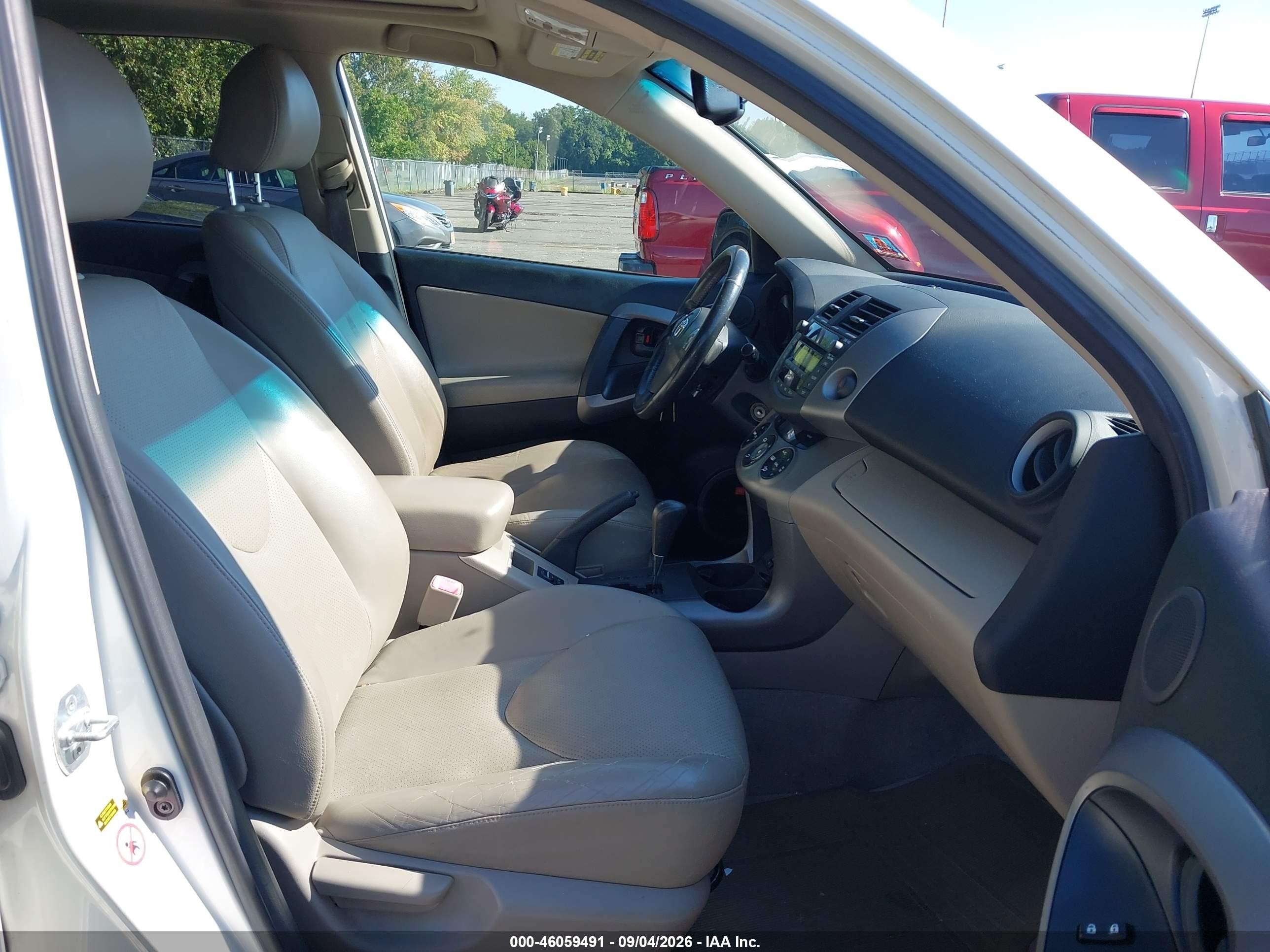 2008 Toyota Rav4 Limited White vin: JTMBD31V585136776