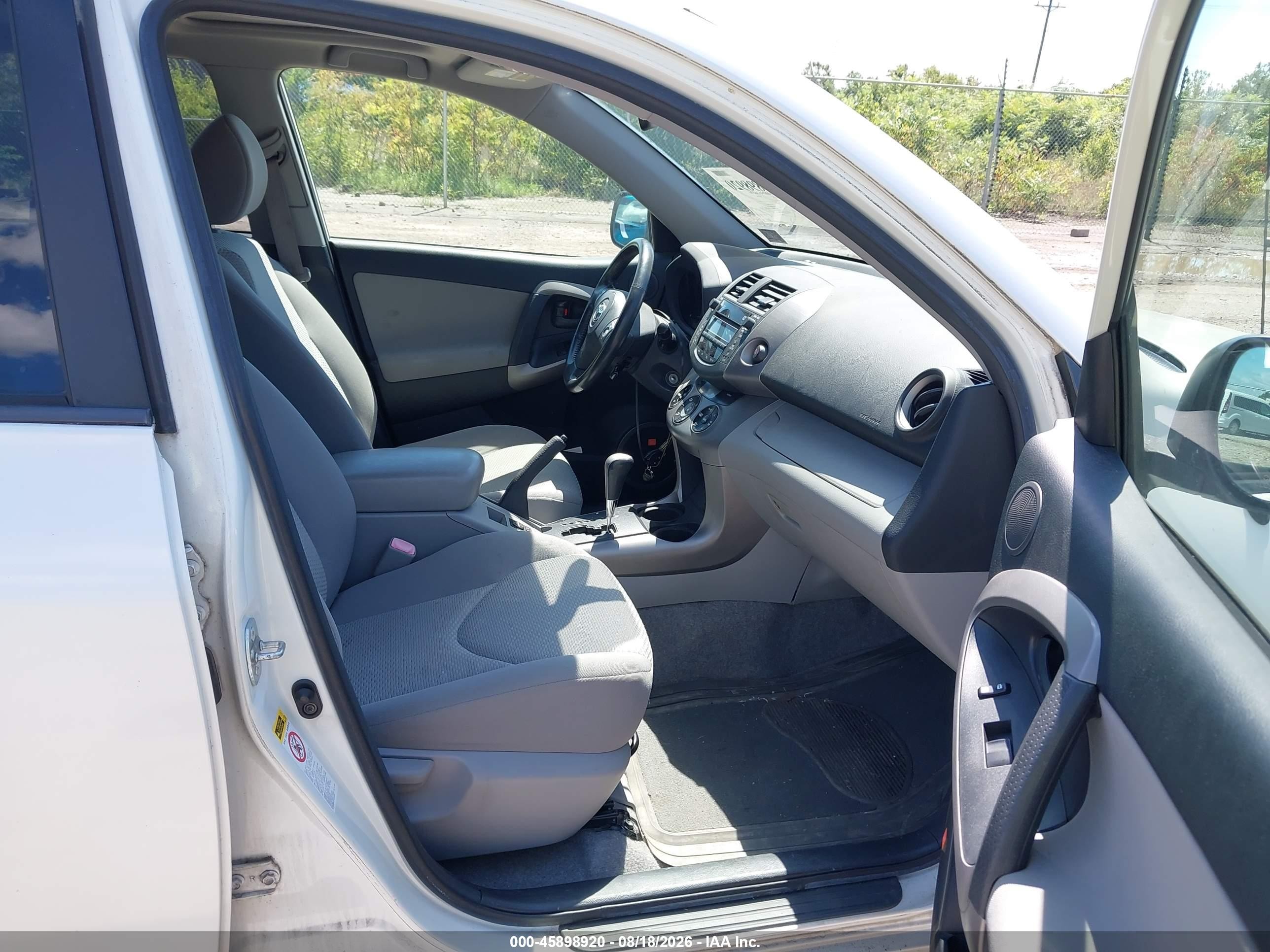 2008 Toyota Rav4 Limited White vin: JTMBD31V685186800