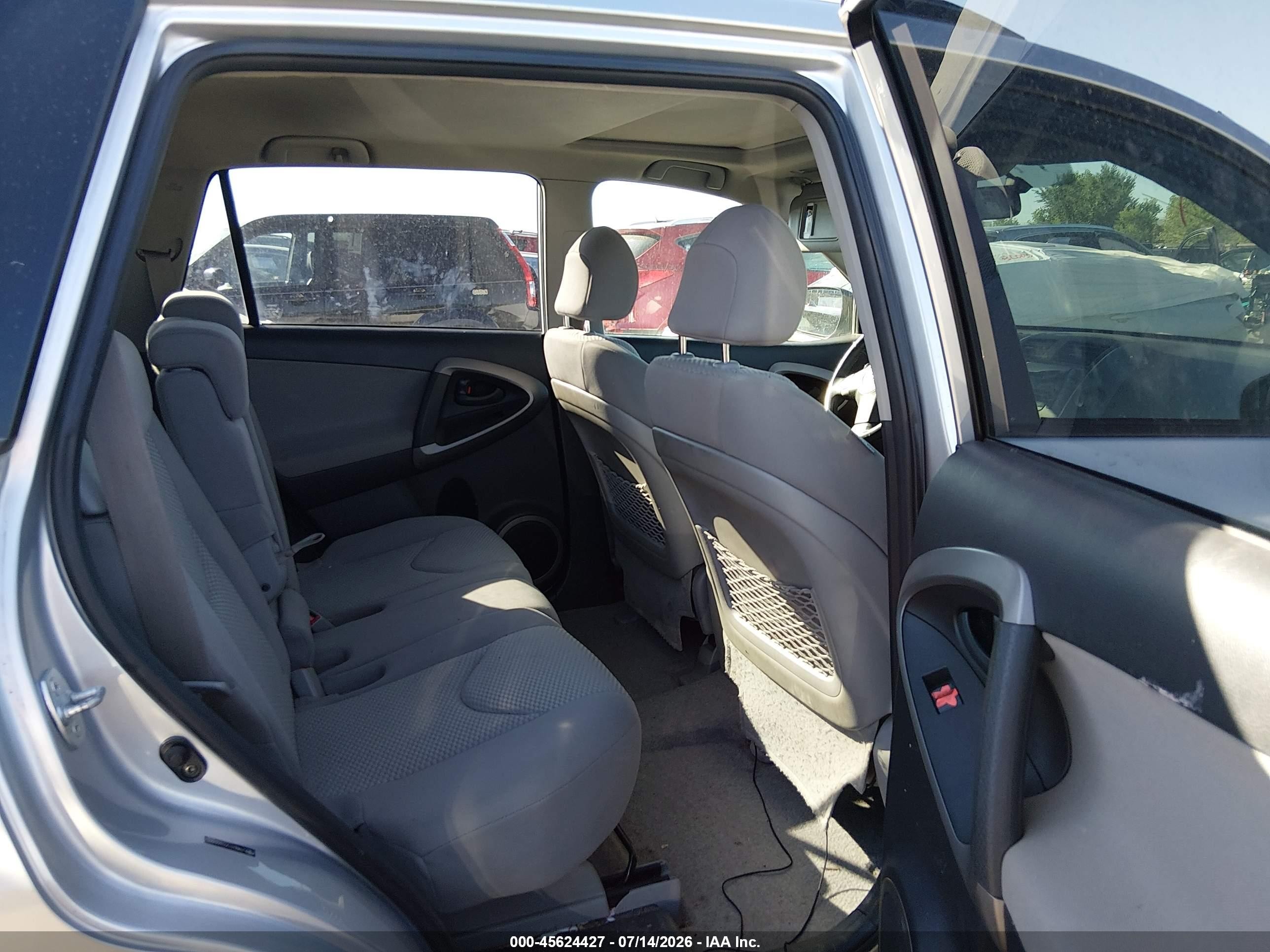 2007 Toyota Rav4 Limited Silver vin: JTMBD31V976053652