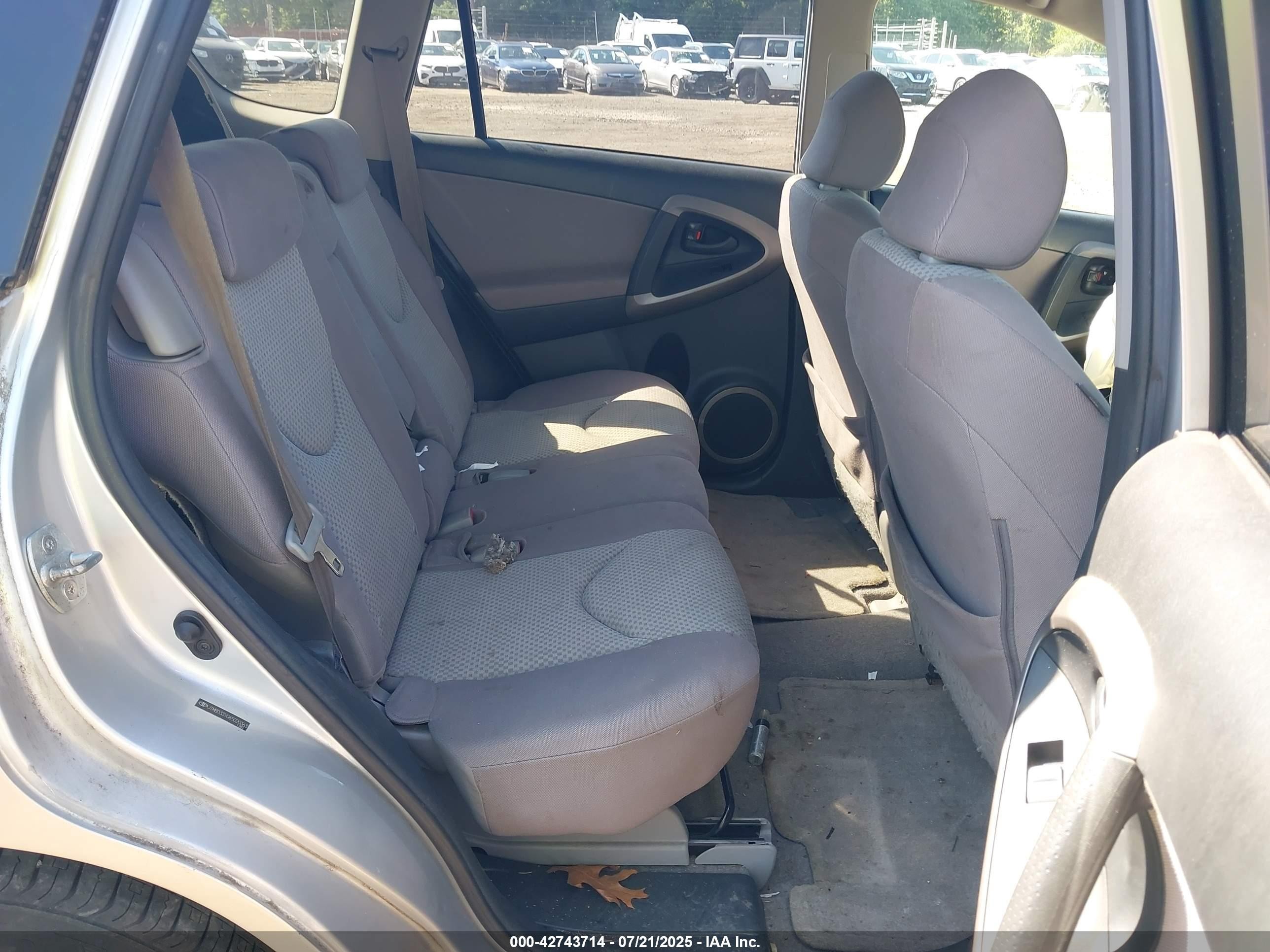 2006 Toyota Rav4   Silver vin: JTMBD33V065020363