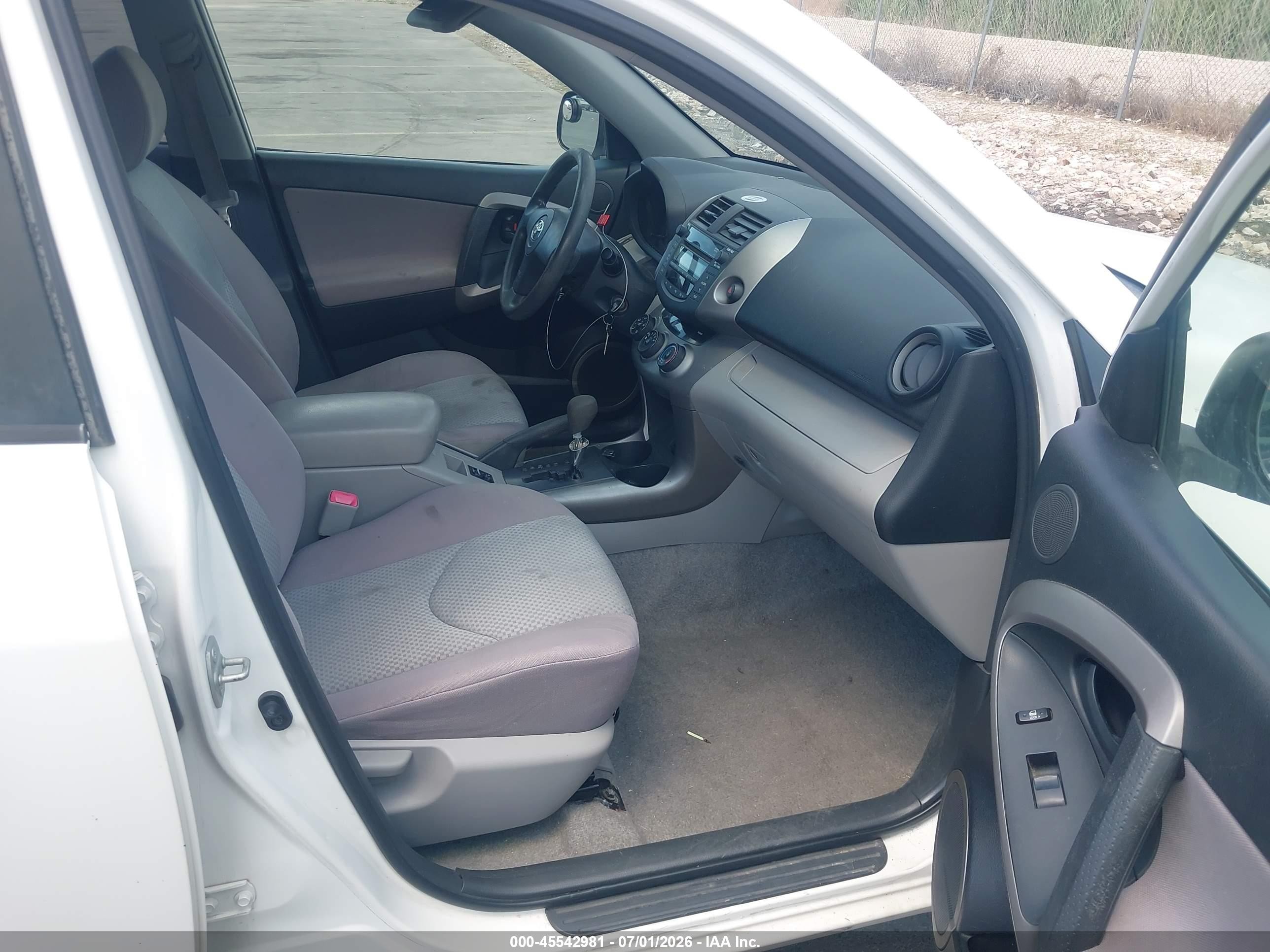 2006 Toyota Rav4   White vin: JTMBD33V065025966