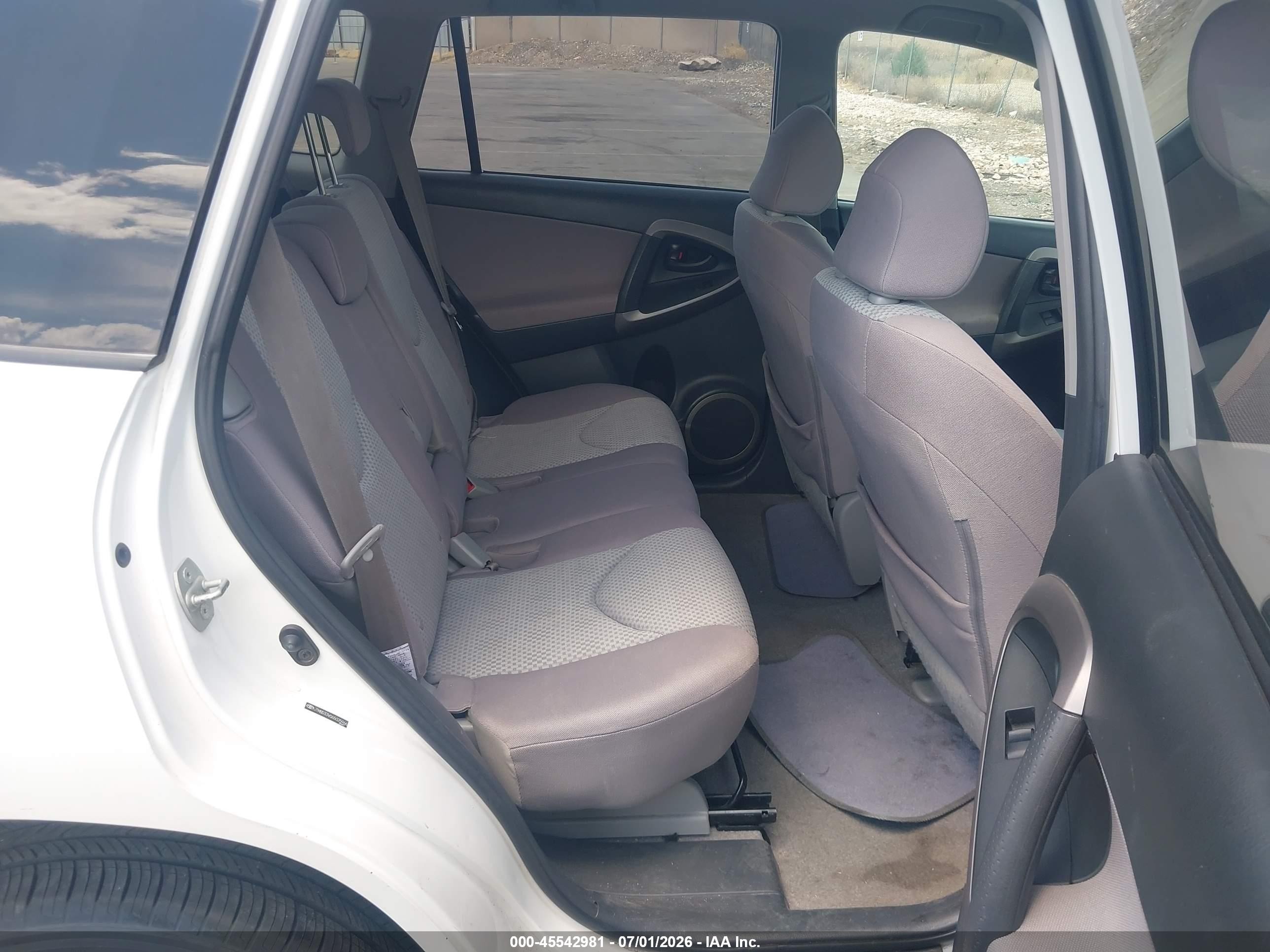 2006 Toyota Rav4   White vin: JTMBD33V065025966