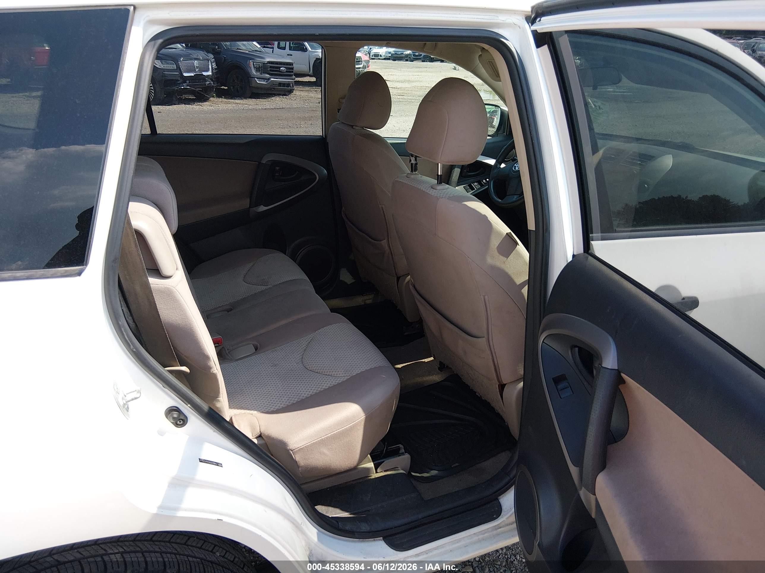 2006 Toyota Rav4   White vin: JTMBD33V066020647