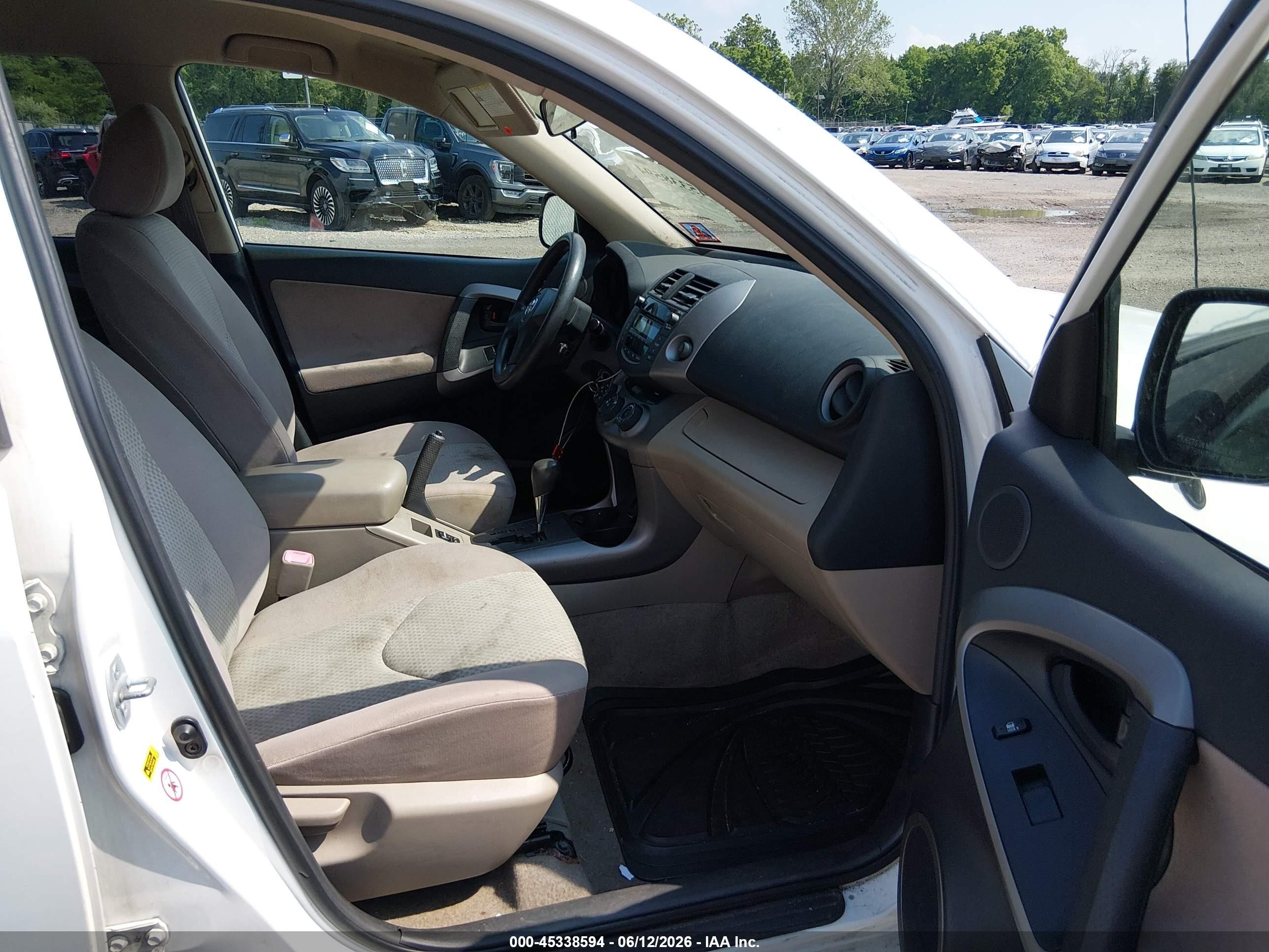2006 Toyota Rav4   White vin: JTMBD33V066020647