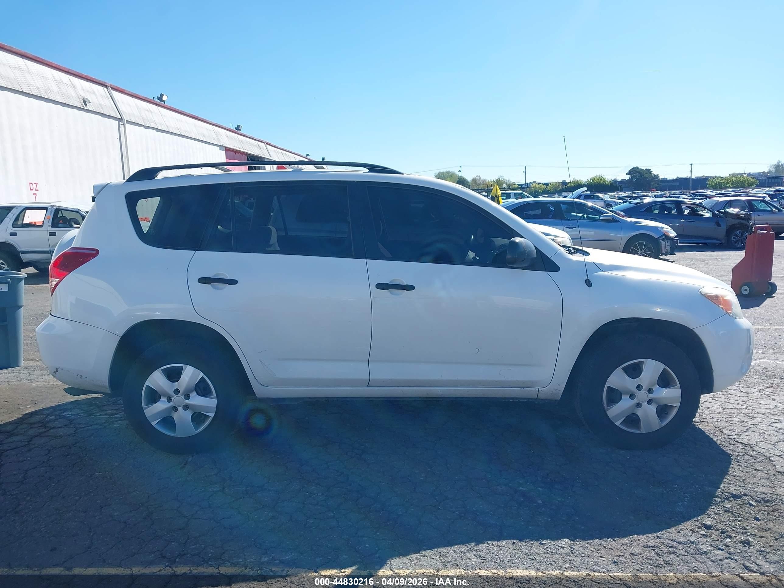 2008 Toyota Rav4   White vin: JTMBD33V085191360