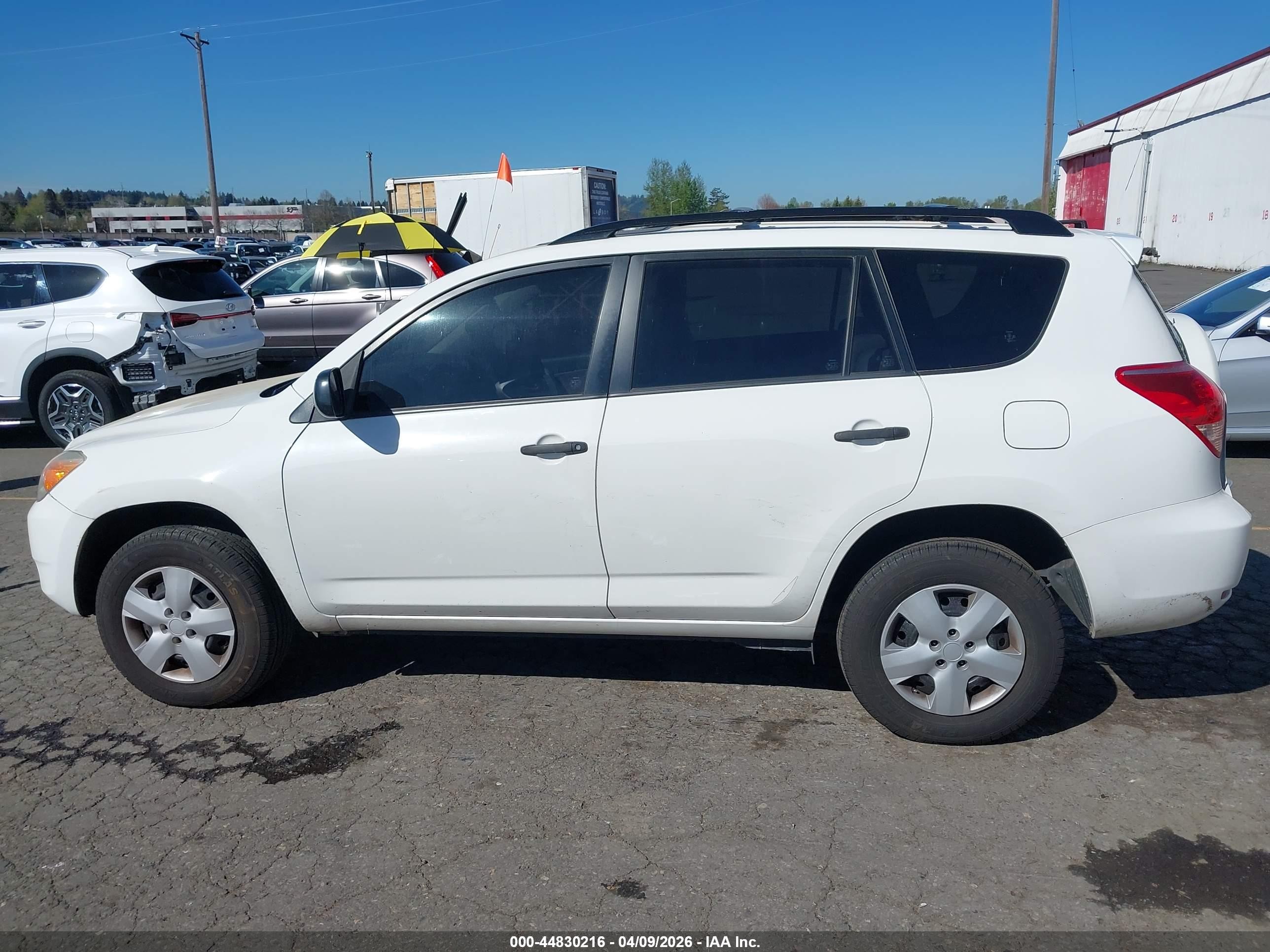 2008 Toyota Rav4   White vin: JTMBD33V085191360