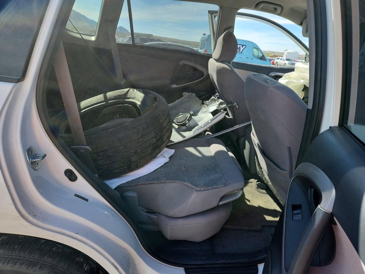 2007 Toyota Rav4 Base White vin: JTMBD33V175099141