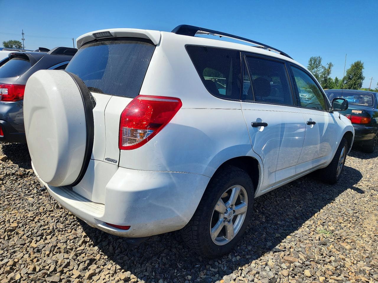 2006 Toyota Rav4 Base White vin: JTMBD33V366020934