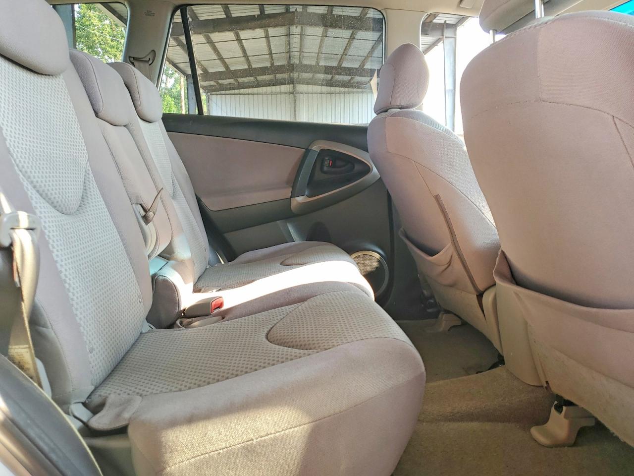 2006 Toyota Rav4 Base White vin: JTMBD33V366020934