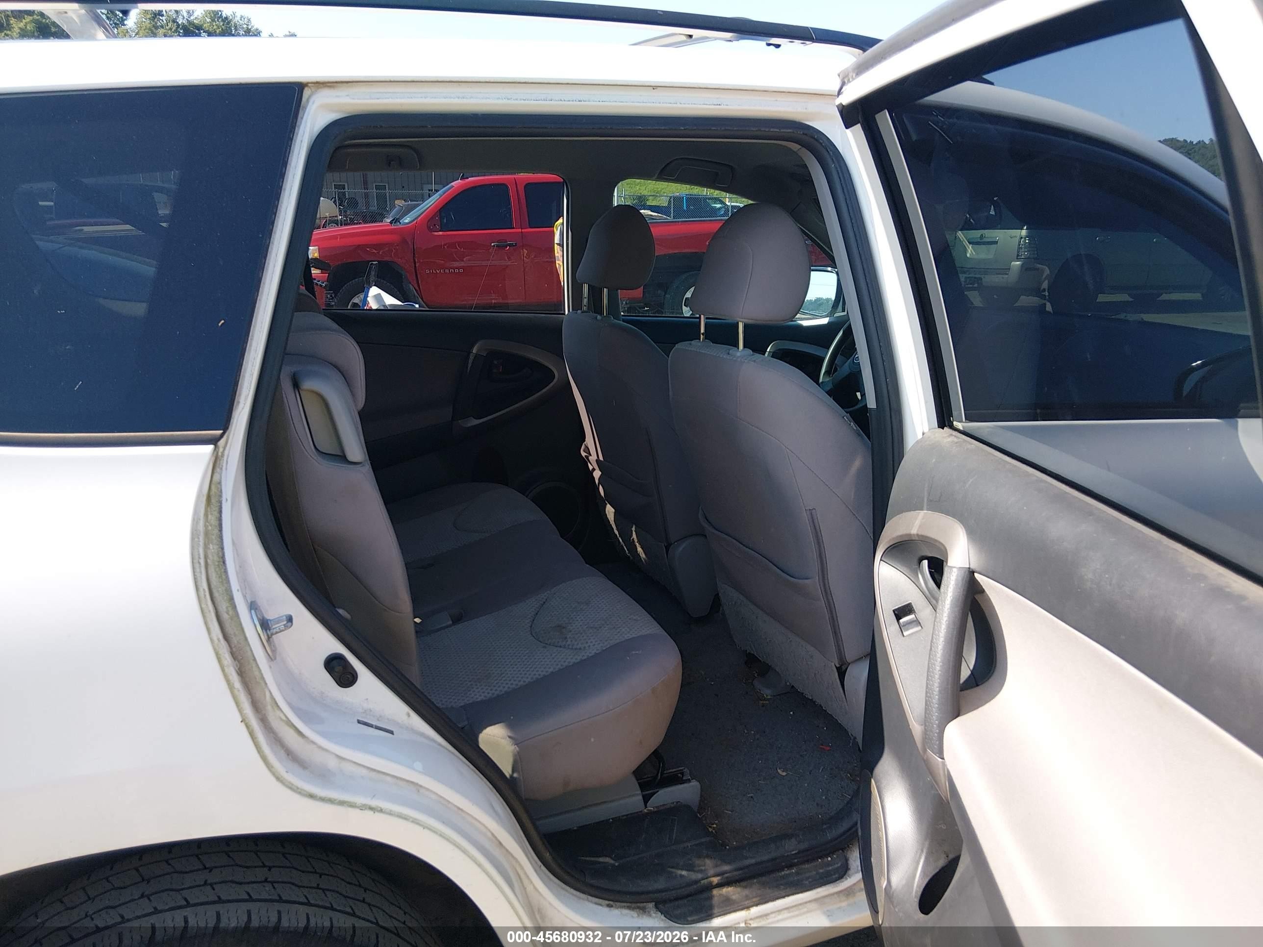 2007 Toyota Rav4 White vin: JTMBD33V375075438