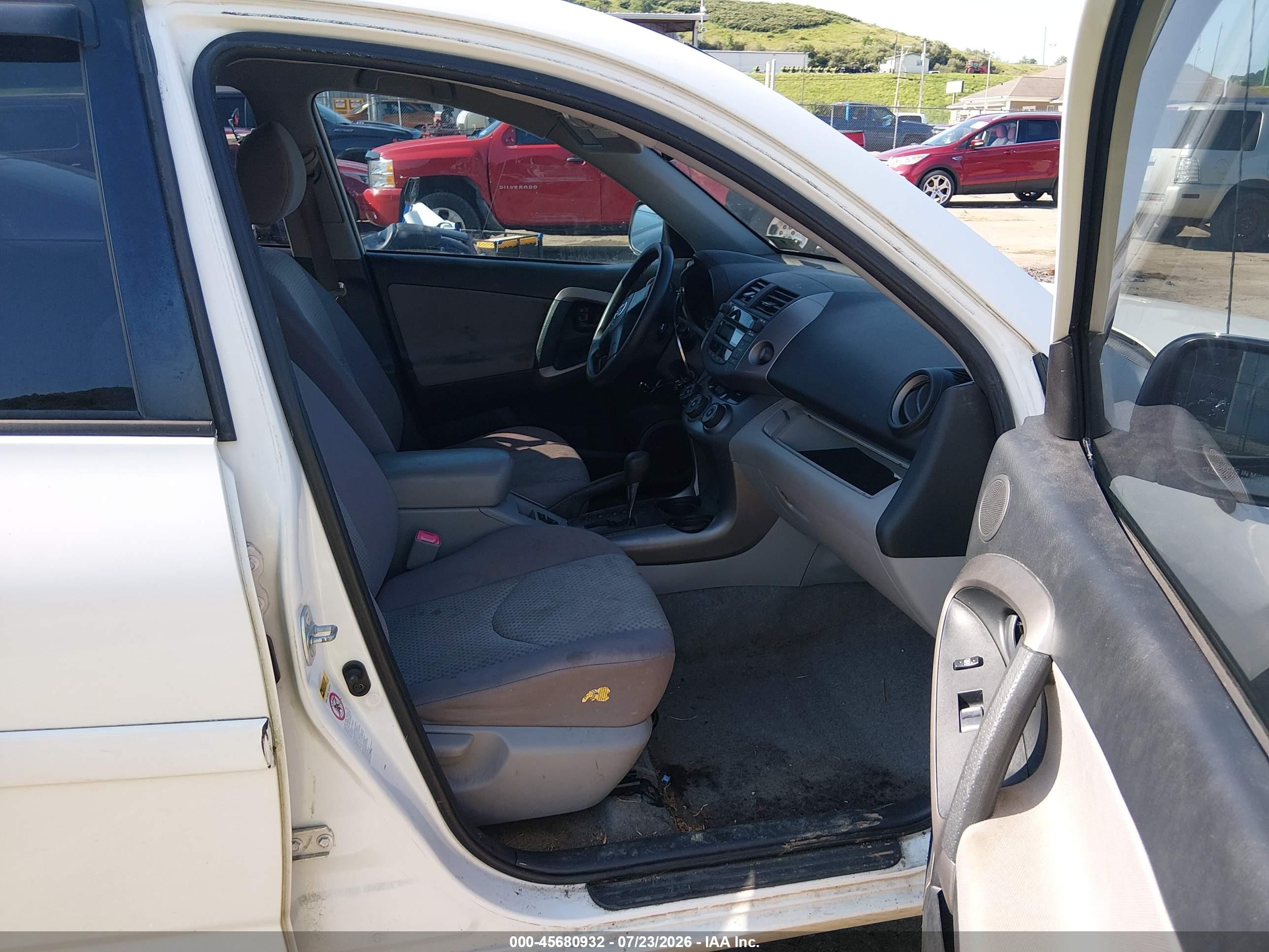 2007 Toyota Rav4 White vin: JTMBD33V375075438