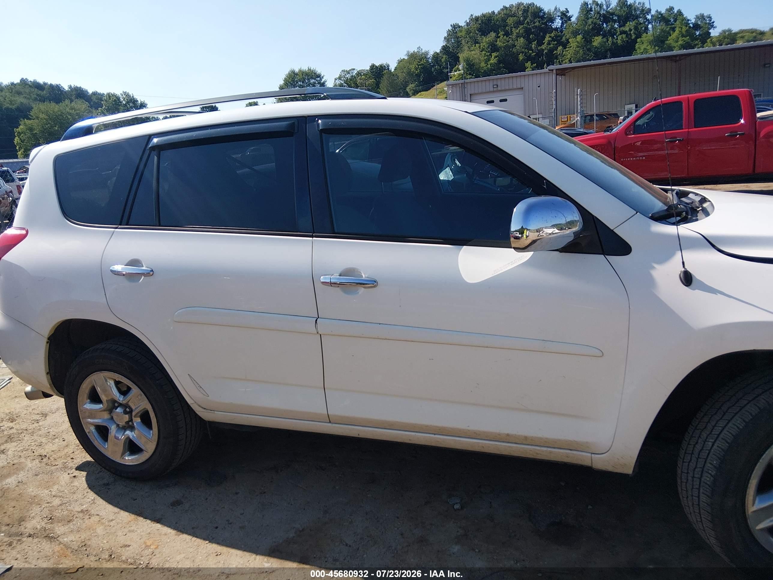 2007 Toyota Rav4 White vin: JTMBD33V375075438