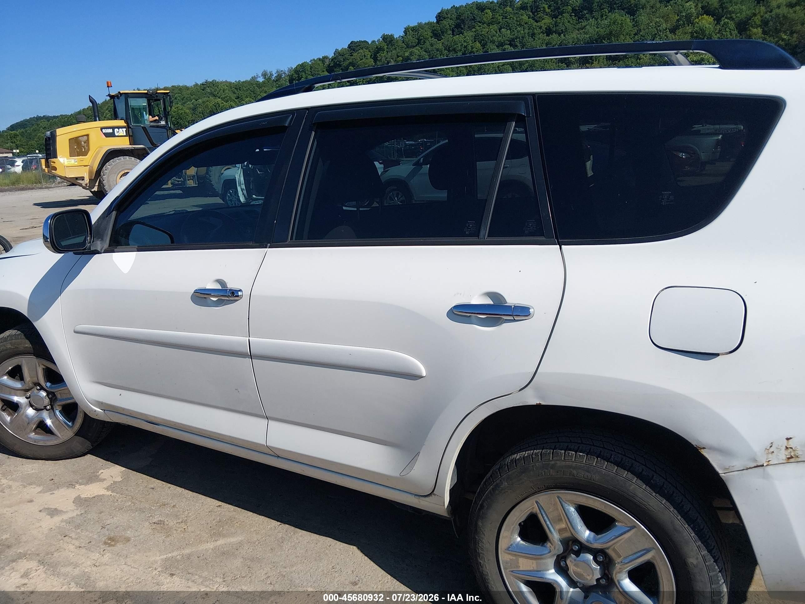 2007 Toyota Rav4 White vin: JTMBD33V375075438