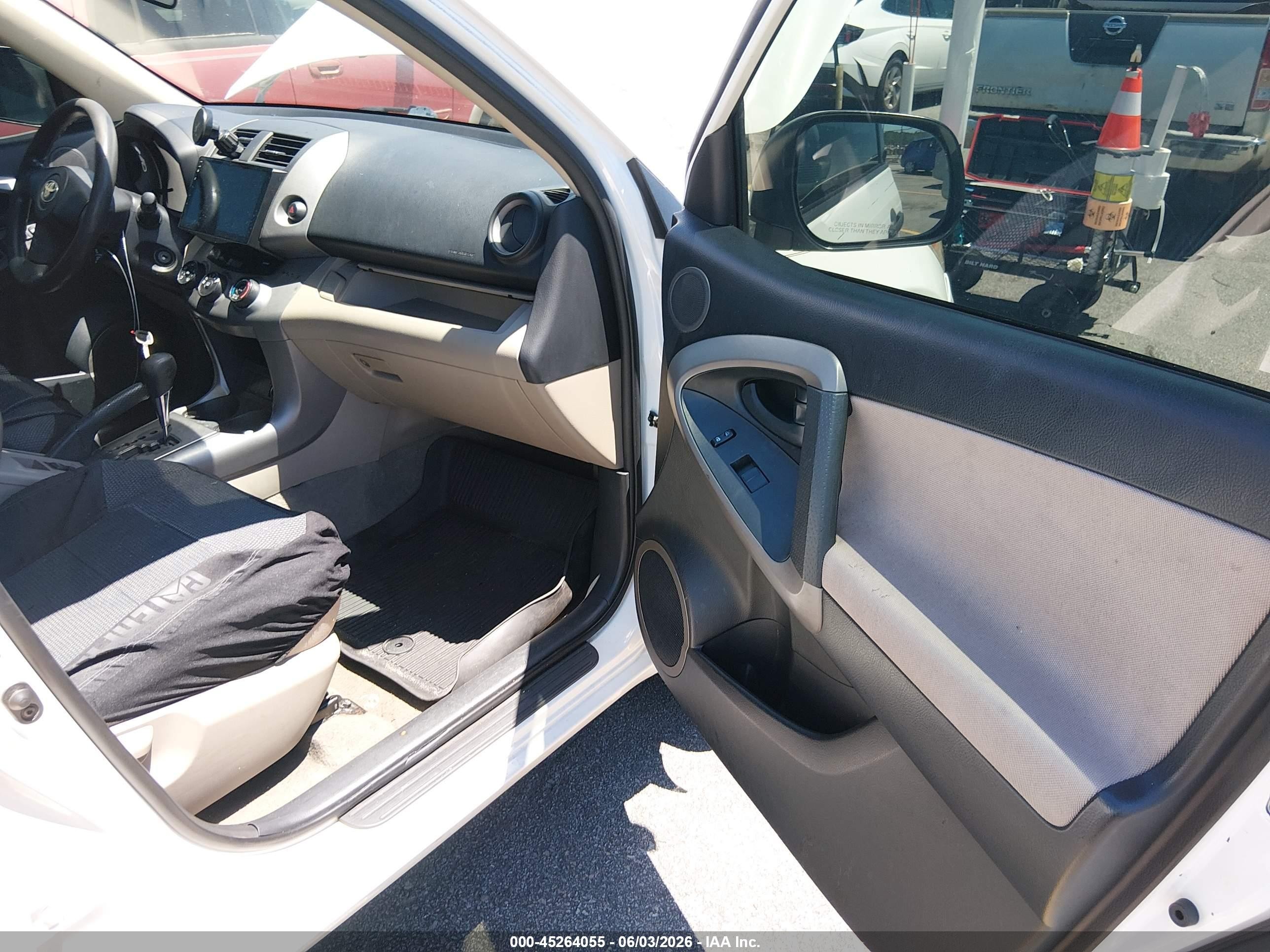 2008 Toyota Rav4   Белый vin: JTMBD33V385186654