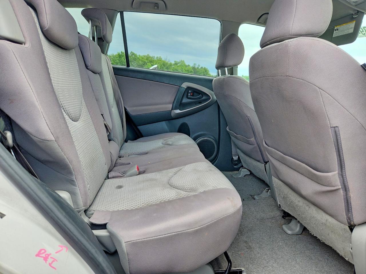 2008 Toyota Rav4 Base White vin: JTMBD33V385200973