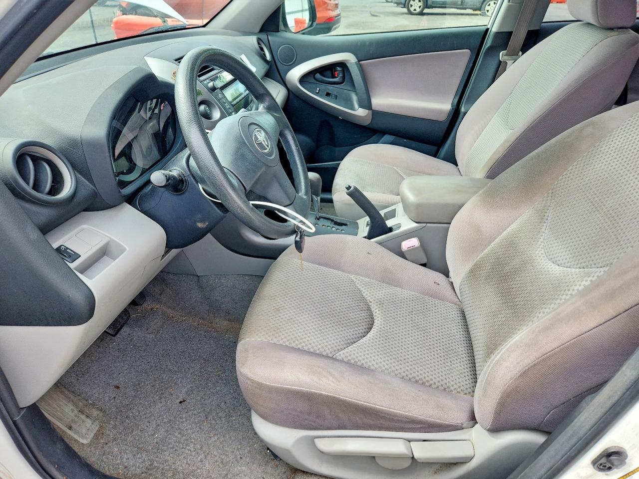 2008 Toyota Rav4 Base White vin: JTMBD33V385200973