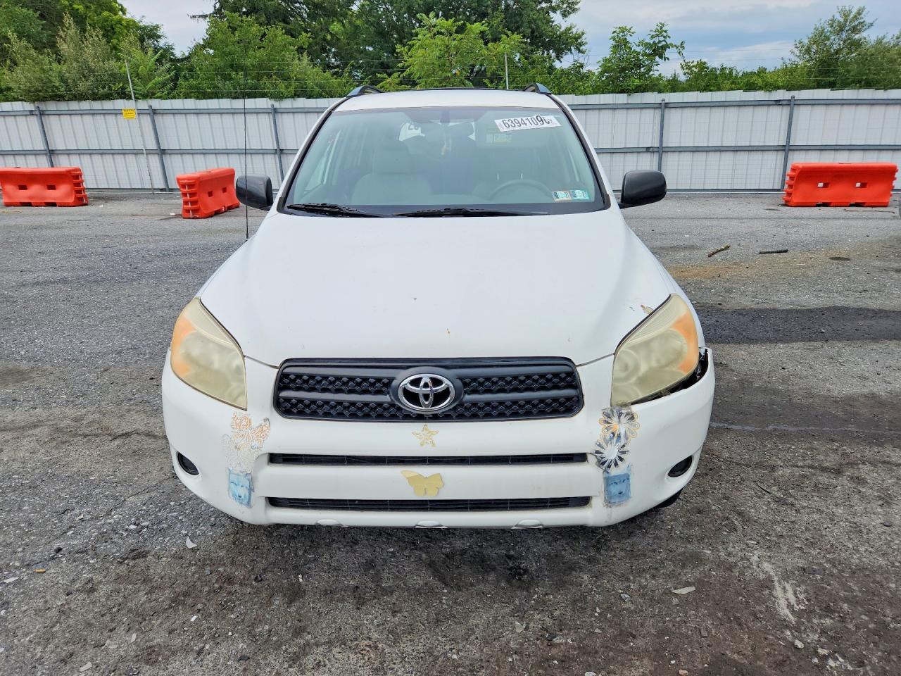 2008 Toyota Rav4 Base White vin: JTMBD33V385200973
