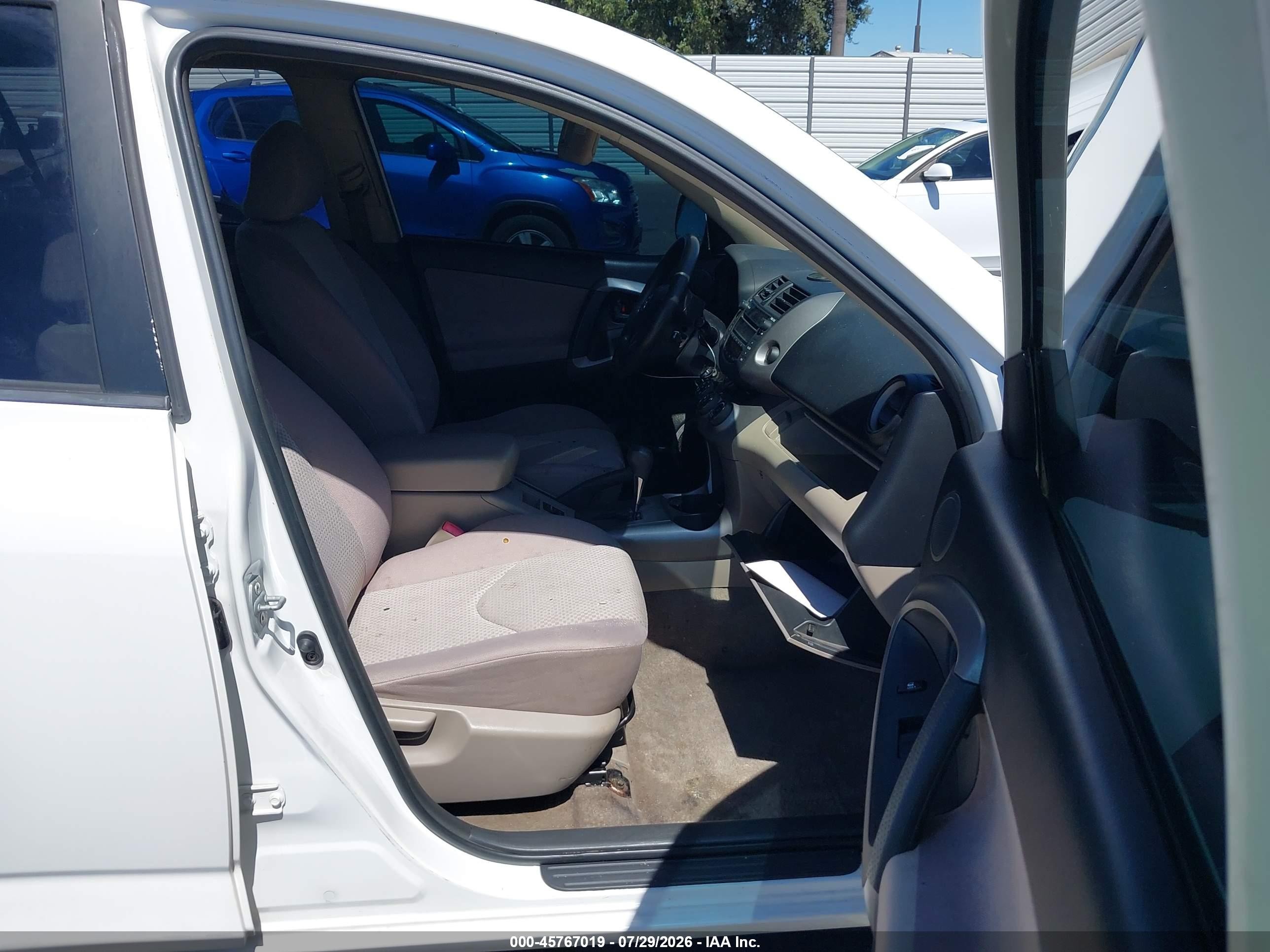 2006 Toyota Rav4   White vin: JTMBD33V465021127