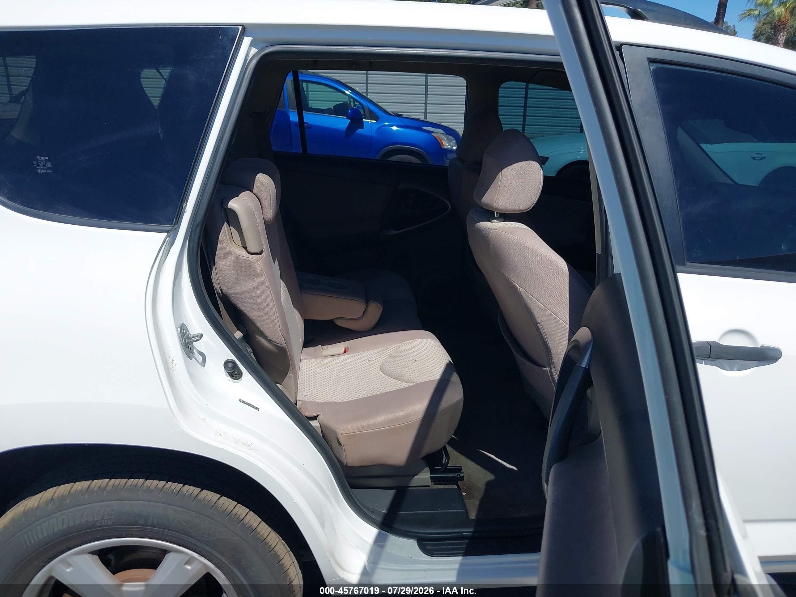 2006 Toyota Rav4   White vin: JTMBD33V465021127