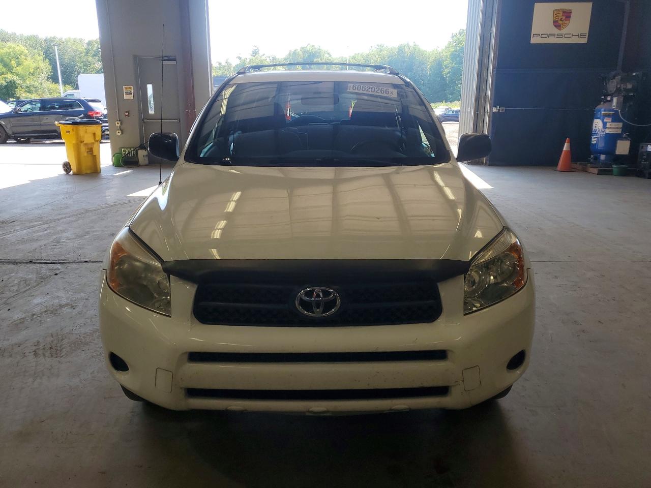 2007 Toyota Rav4 Base White vin: JTMBD33V475086335