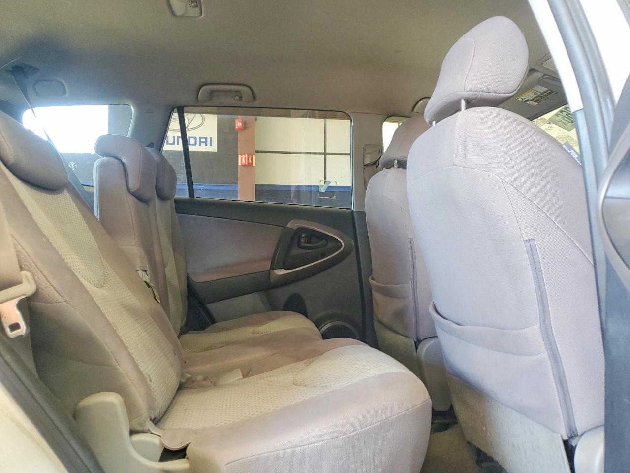2007 Toyota Rav4 Base White vin: JTMBD33V475086335