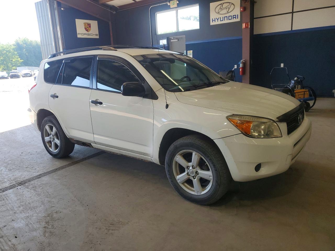 2007 Toyota Rav4 Base White vin: JTMBD33V475086335