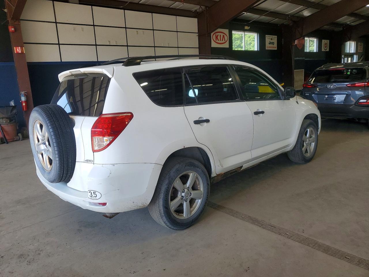 2007 Toyota Rav4 Base White vin: JTMBD33V475086335